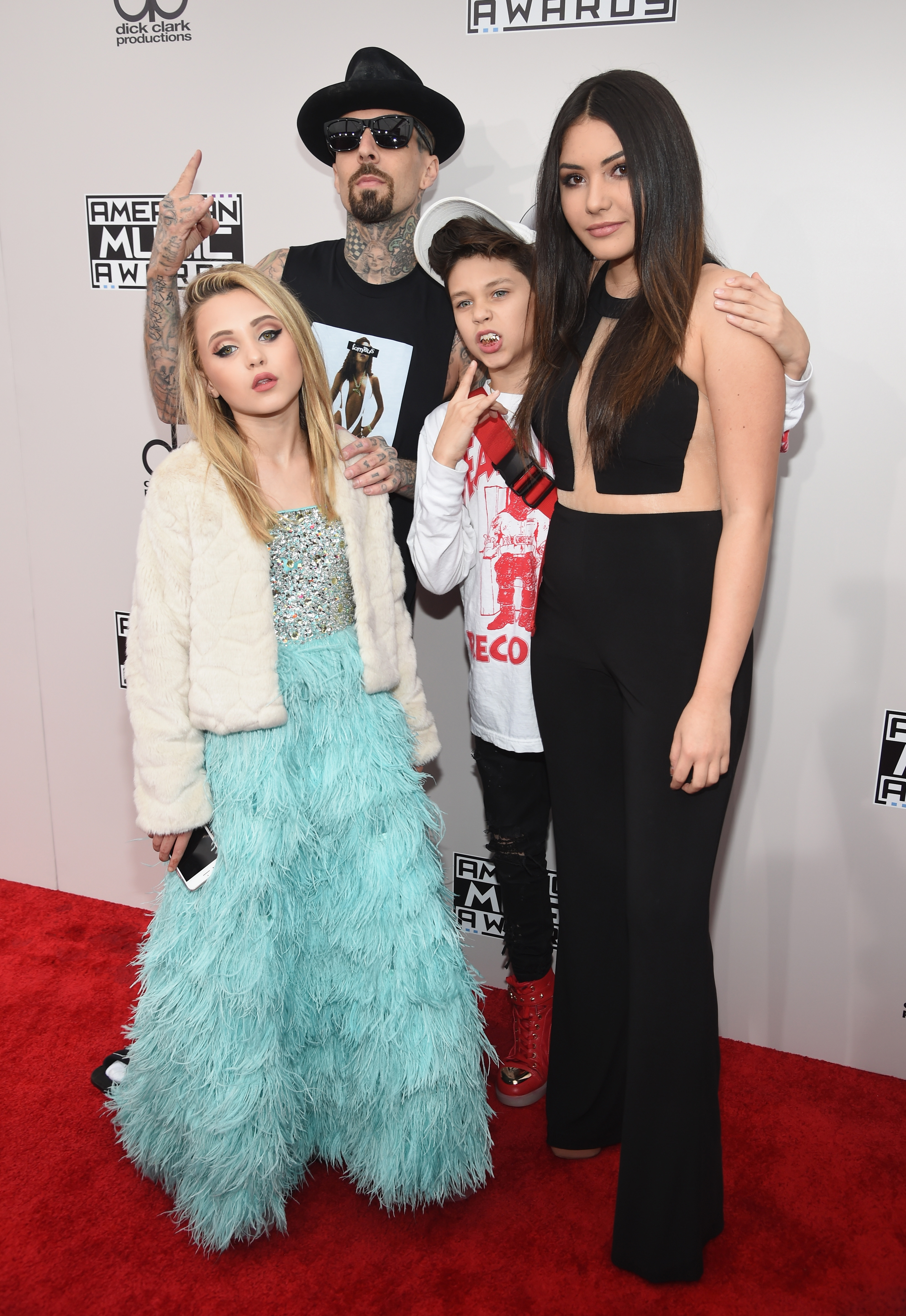 Alabama, Travis and Landon Barker and Atiana de la Hoy at the American Music Awards in Los Angeles, California on November 20, 2016 | Source: Getty Images
