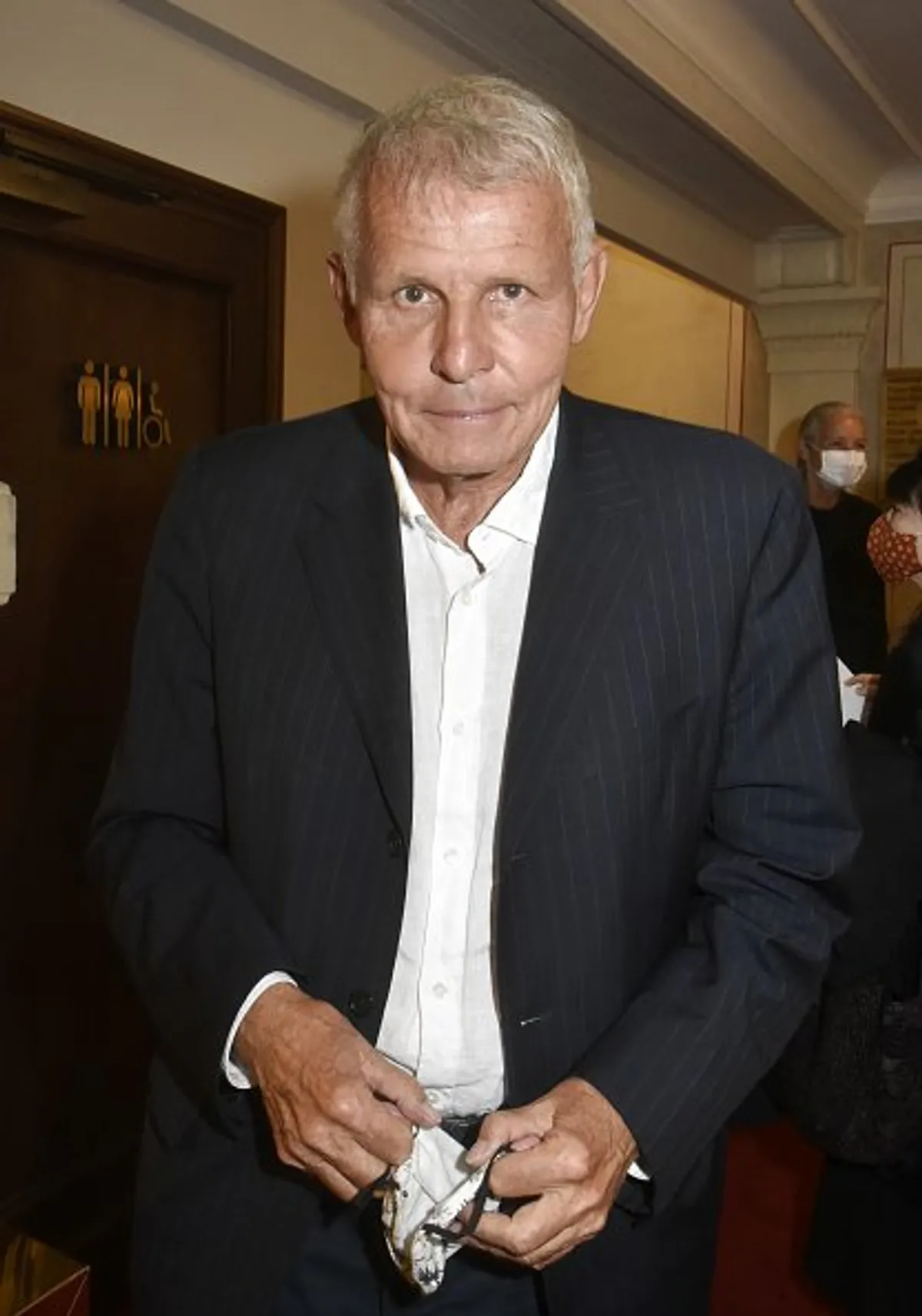Patrick Poivre d'Arvor assiste à la Maison de Cardin au Théâtre du Châtelet.| Photo : Getty Image