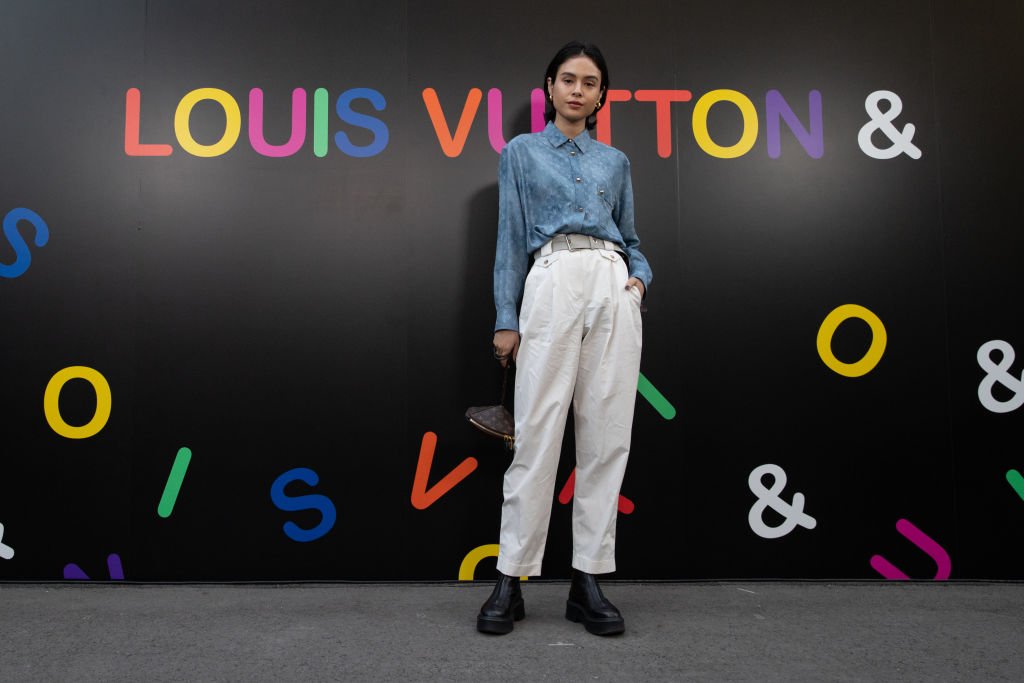le mannequin Kana Oya assiste à la " Louis Vuitton &' exposition à jing dans un pantalon blanc | Photo : Getty Images