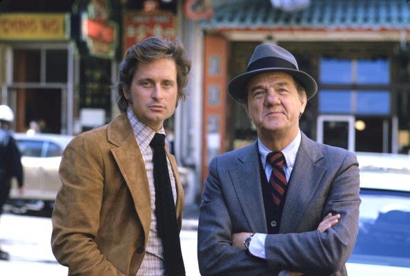 Michael Douglas (Keller) y Karl Malden (Stone), protagonistas de la serie 'Las Calles de San Francisco' en 1975. | Foto: Getty Images