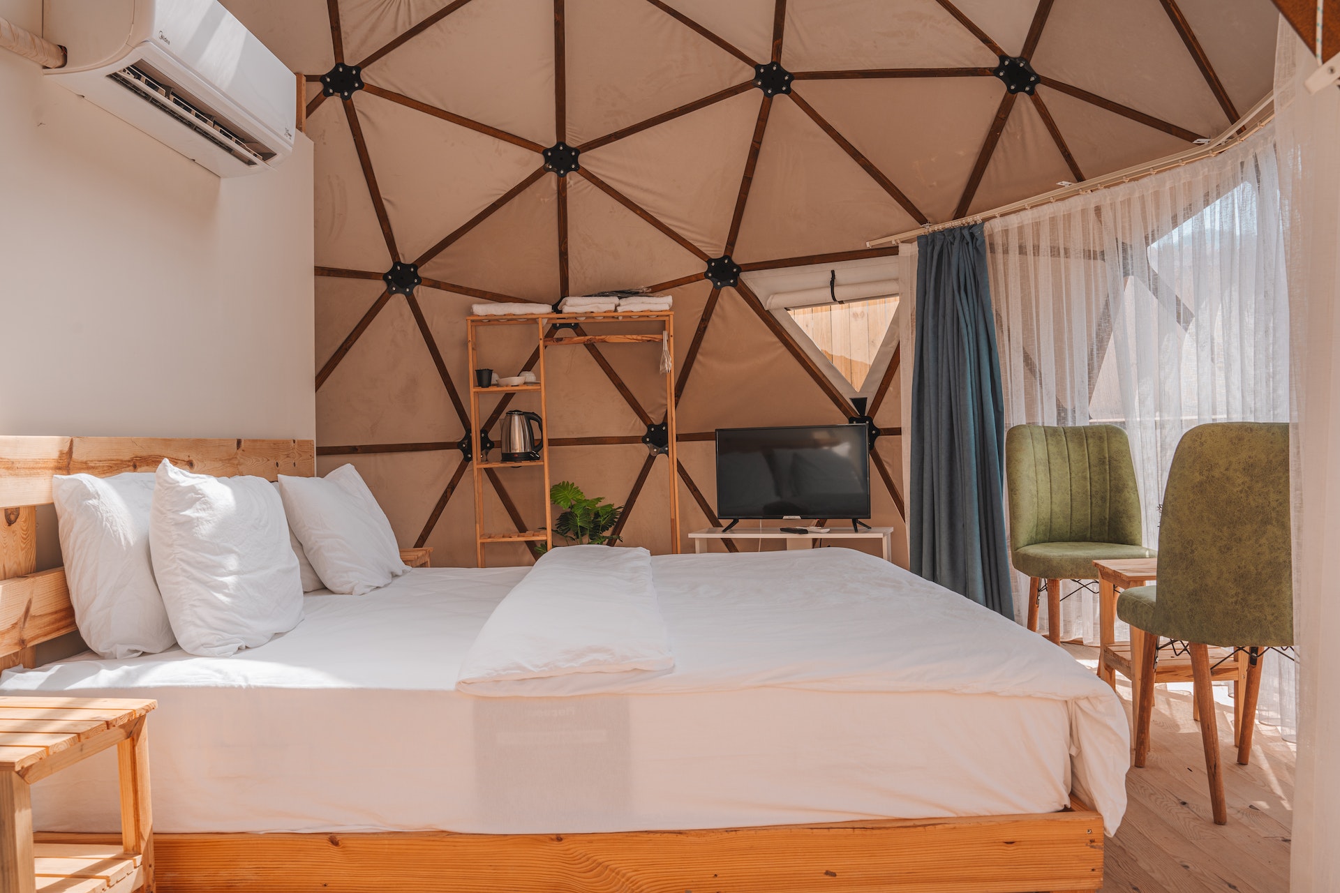 A luxury bedroom in a hotel | Source: Pexels