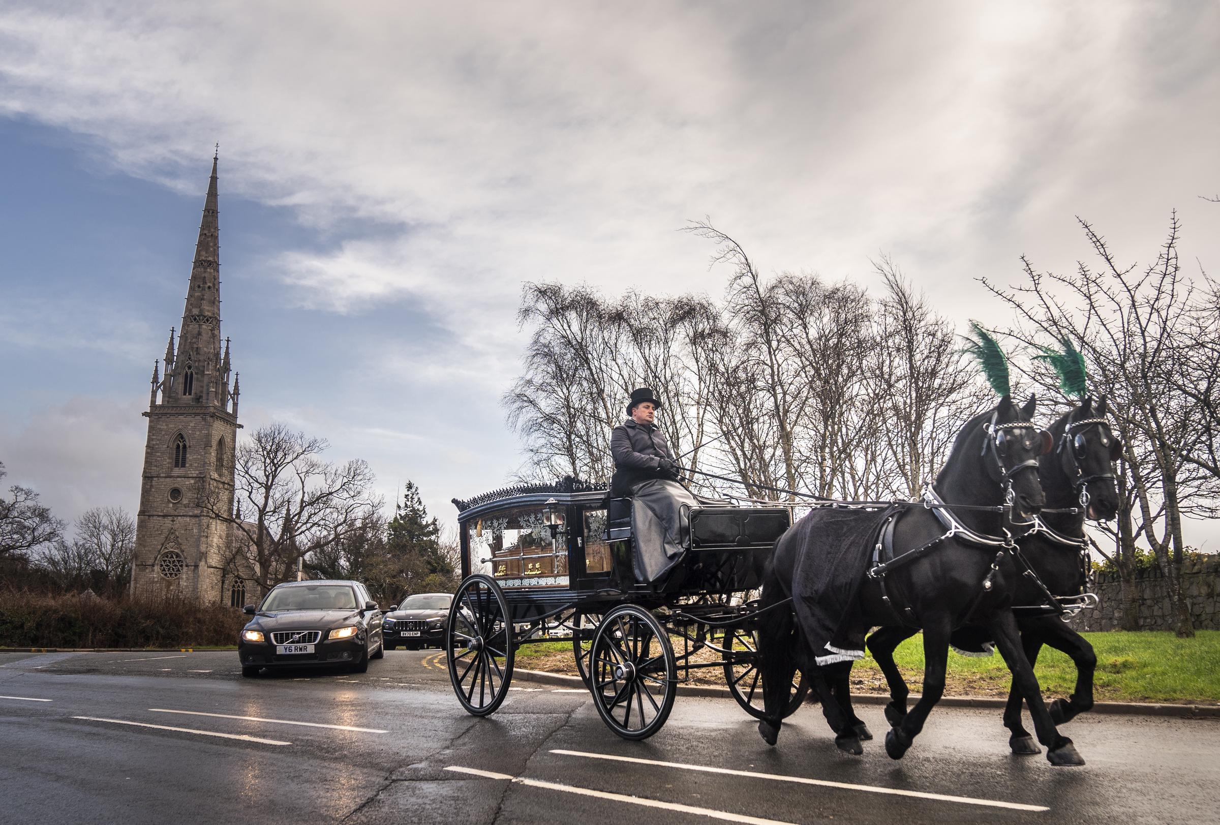 A horse-drawn carriage carries the coffin of The Vivienne on January 27, 2025 | Source: Getty Images