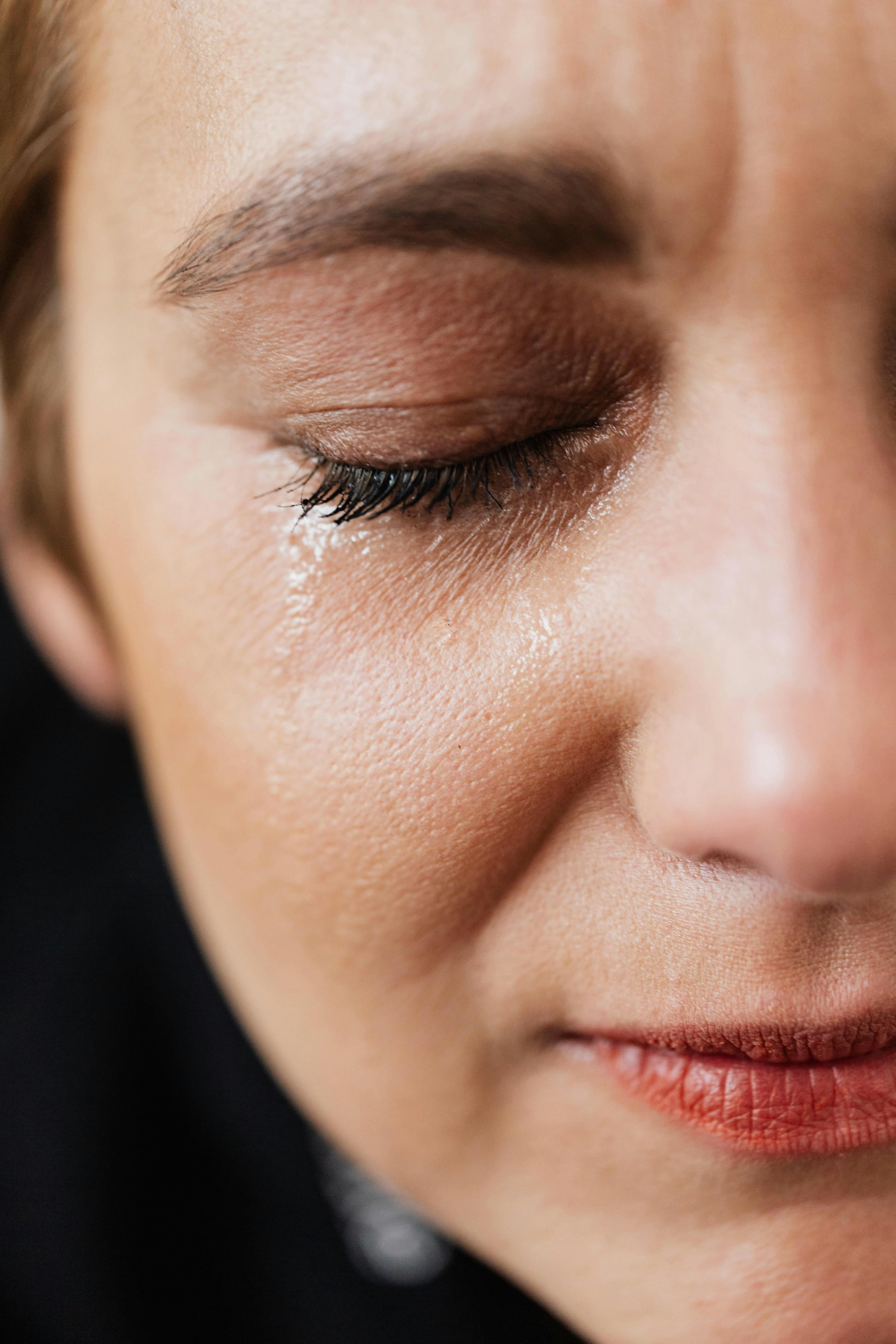 A woman crying with her eyes closed | Source: Pexels