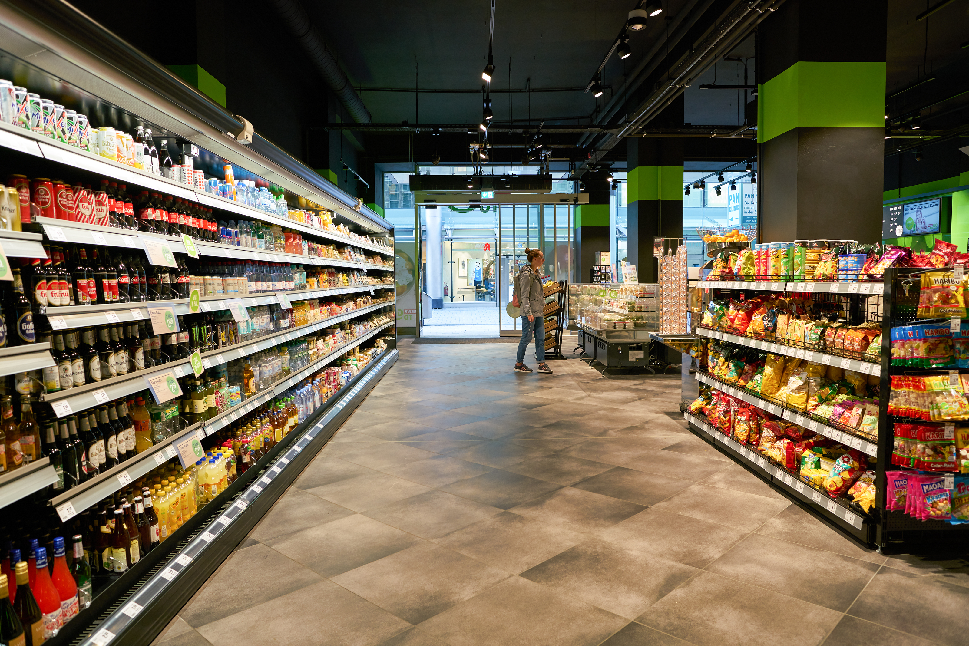 Grocery store aisle. | Source: Shutterstock