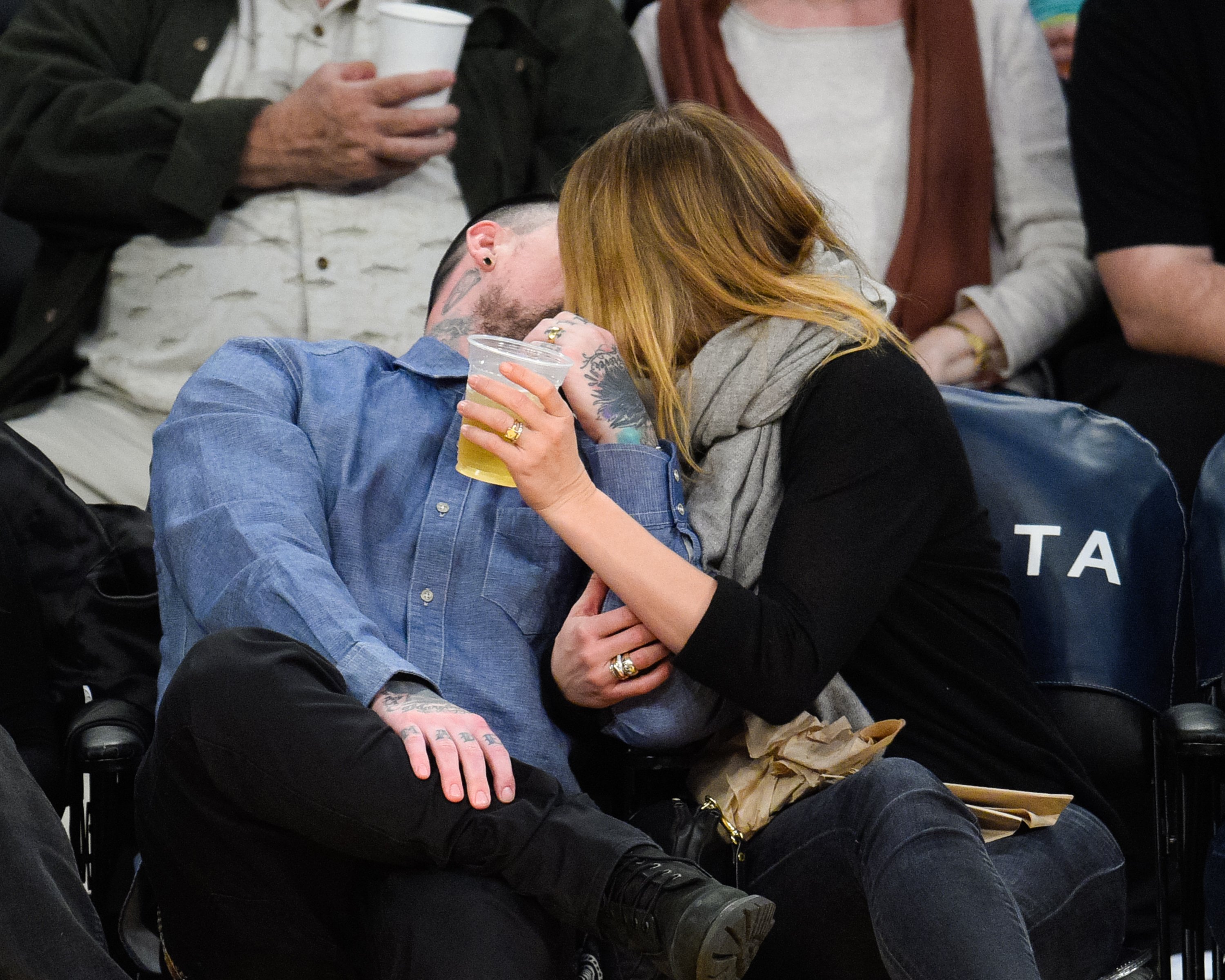  Benji Madden and Cameron Diaz kiss at a basketball game between the Washington Wizards and the Los Angeles Lakers at Staples Center on January 27, 2015 | Source: Getty Images