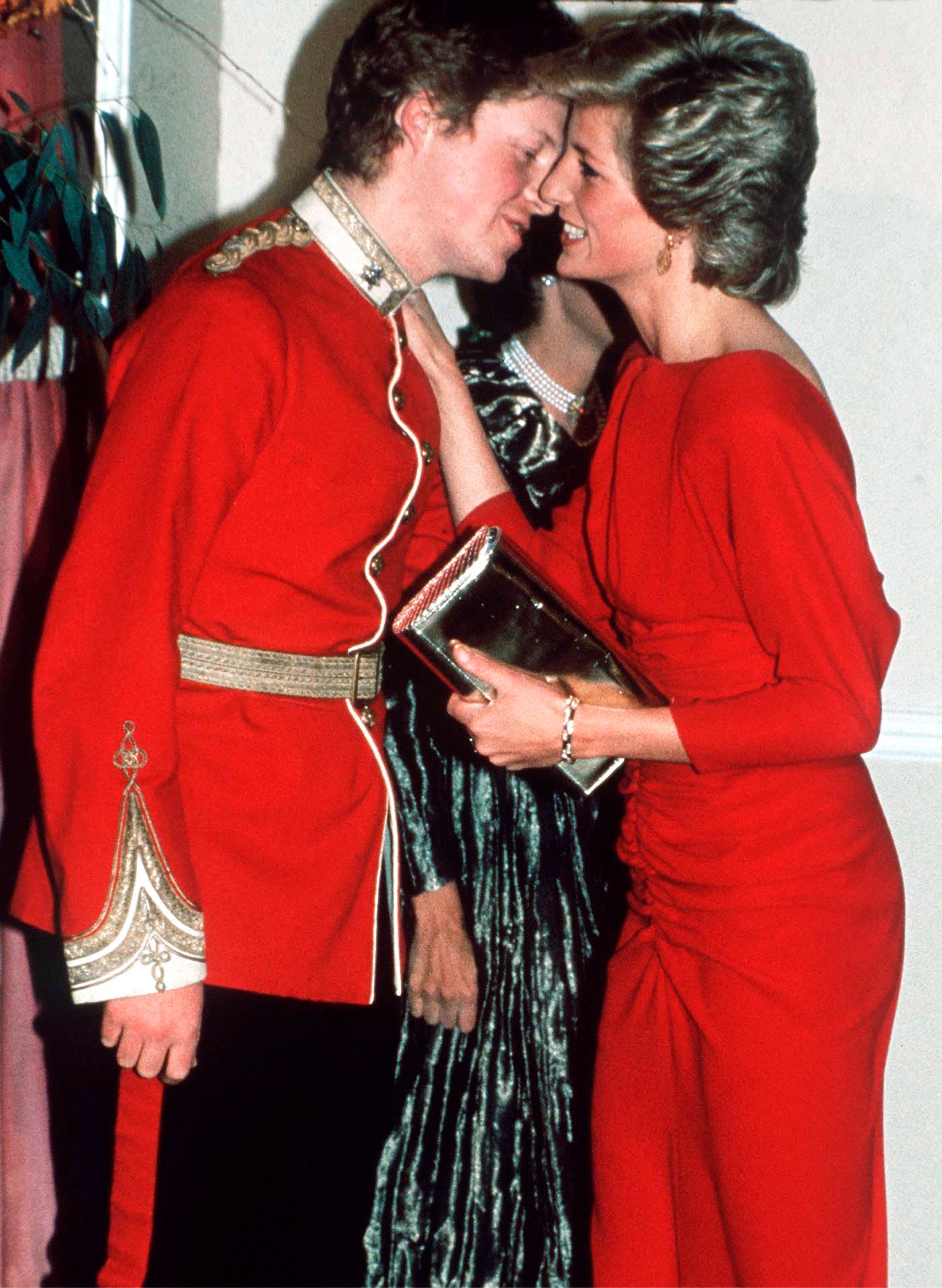 La princesse Diana embrasse son frère, à Londres. | Photo : Getty Images