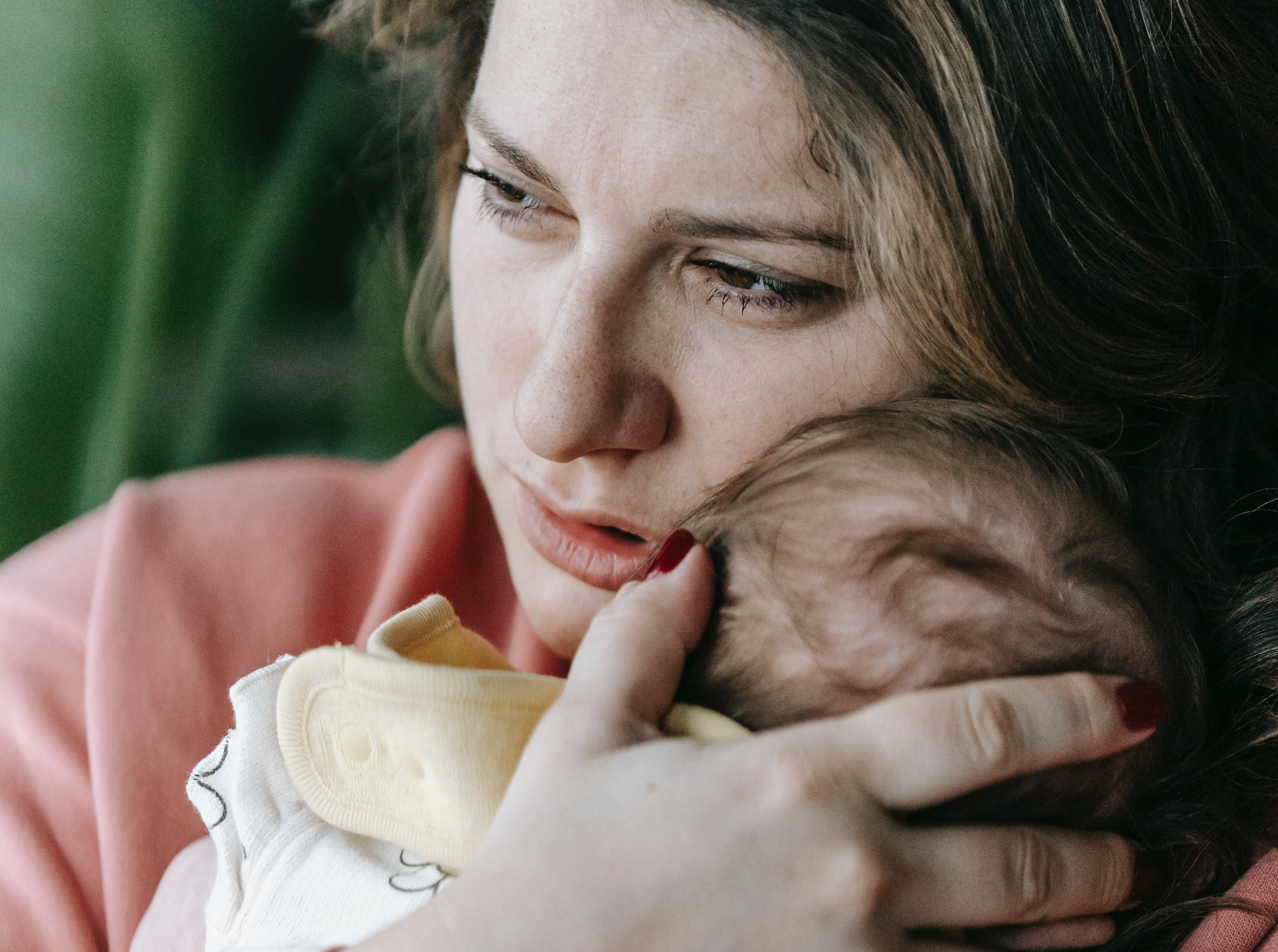 Madre sostienen a su bebé. | Foto: Shutterstock