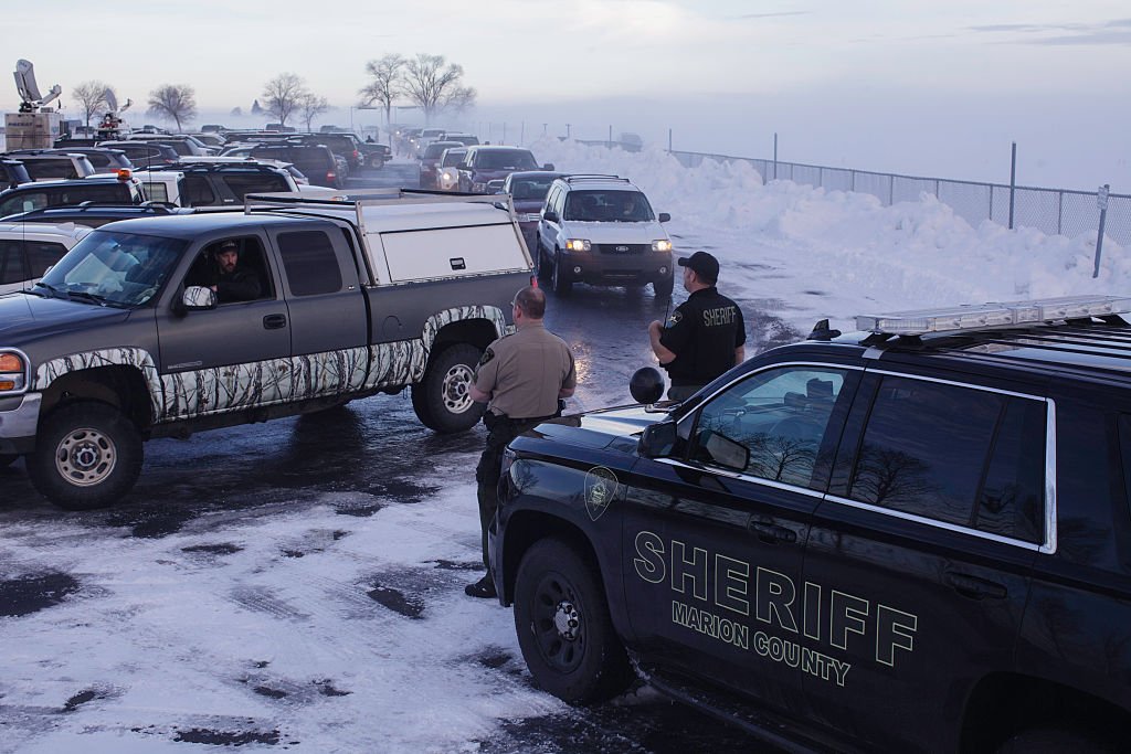 Marion County Sheriff deputies help park vehicles at the Harney County Fairgrounds on January 6, 2016 | Photo: Getty Images