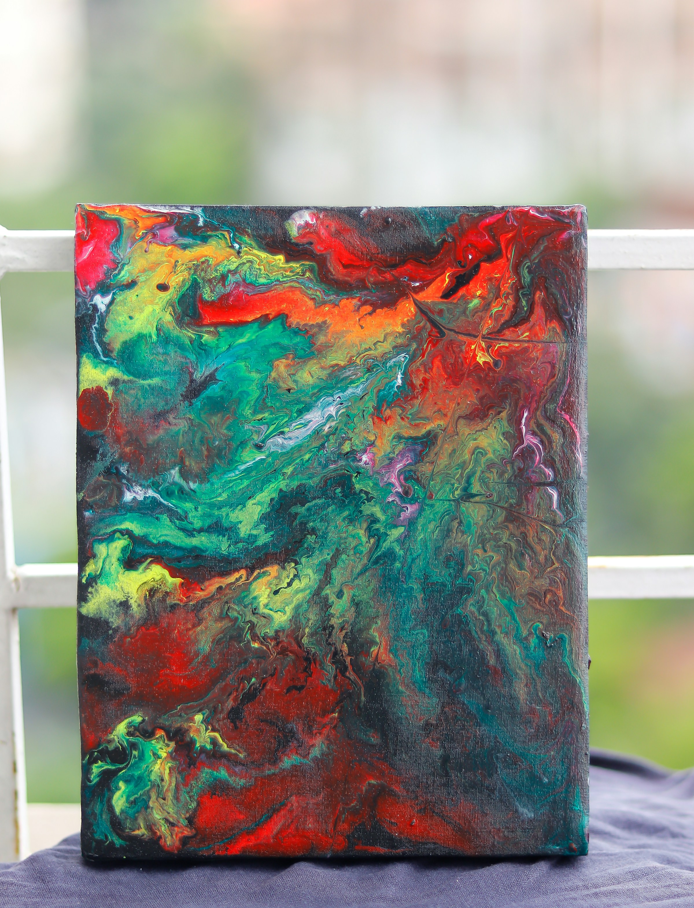 An abstract painting on canvas | Source: Unsplash