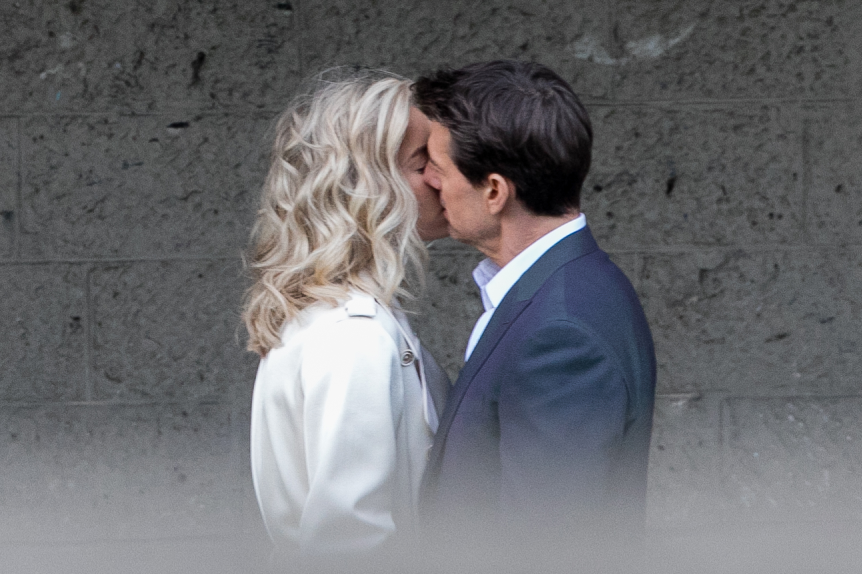 Vanessa Kirby and Tom Cruise kissing on the "Mission: Impossible 6 Gemini" set in Paris, France, on May 2, 2017. | Source: Getty Images