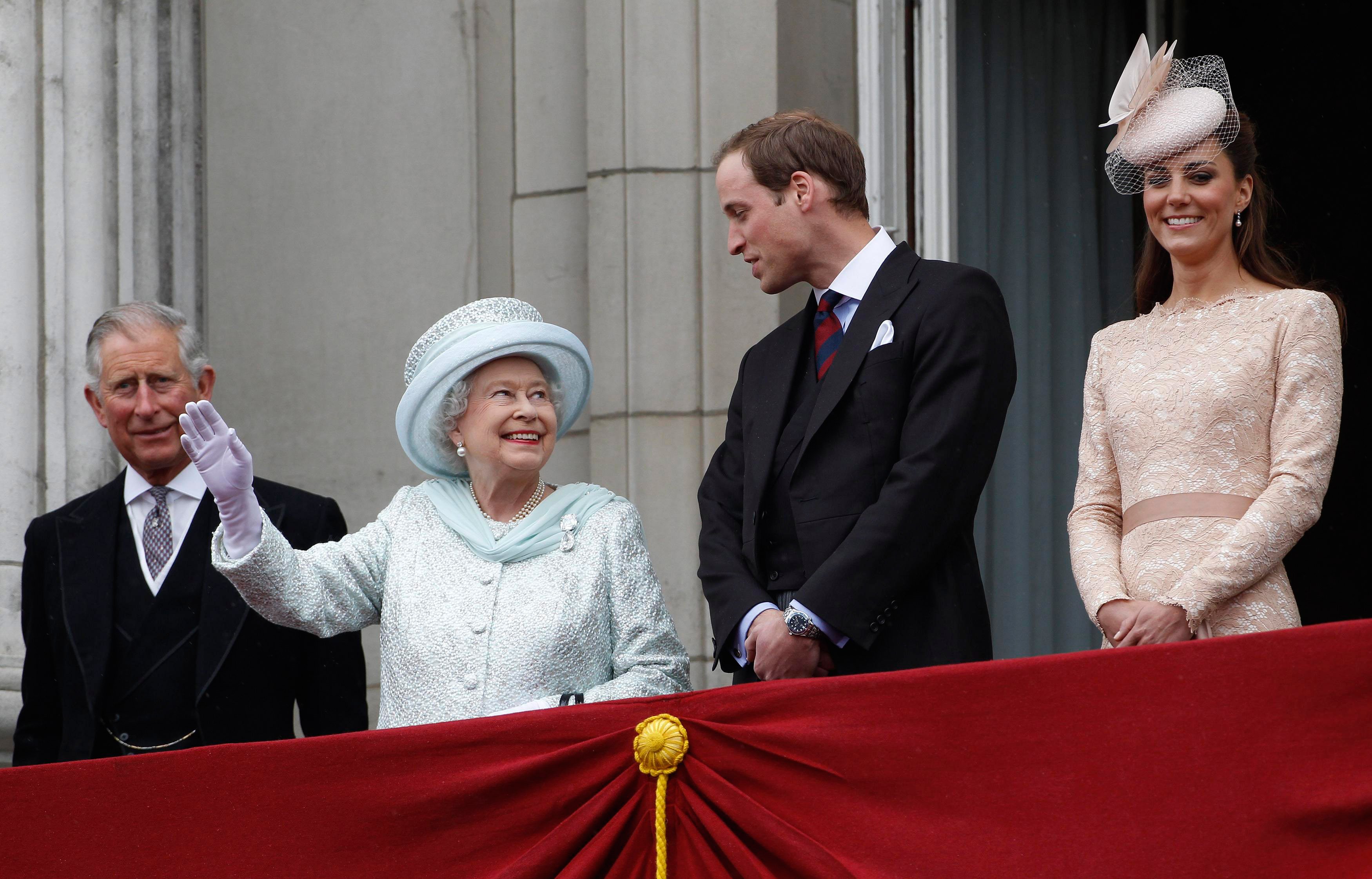 Prinz Charles, Königin Elizabeth II., Prinz William und Kate Middleton auf dem Balkon des Buckingham Palace während des Finales der Feierlichkeiten zum diamantenen Thronjubiläum der Königin am 5. Juni 2012 in London, England ┃Quelle: Getty Images