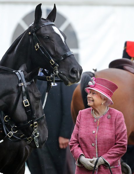 La reine Elizabeth II passe en revue le Royal Horse Artillery de la troupe du roi lors de la parade de son 70e anniversaire à Hyde Park le 19 octobre 2017 à Londres, Angleterre | Photo: Getty Images
