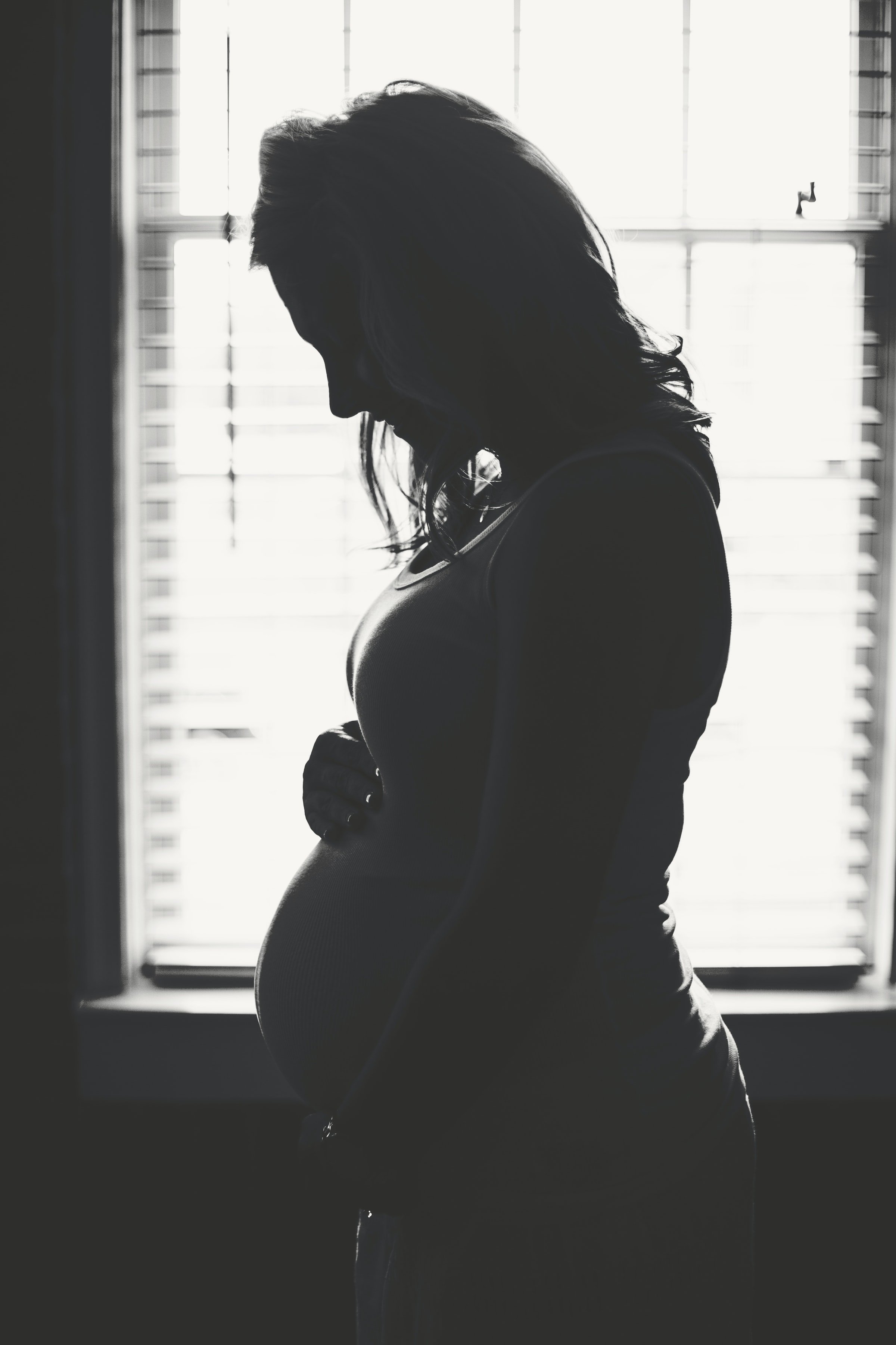 A grayscale photo of a pregnant woman. | Source: Unsplash