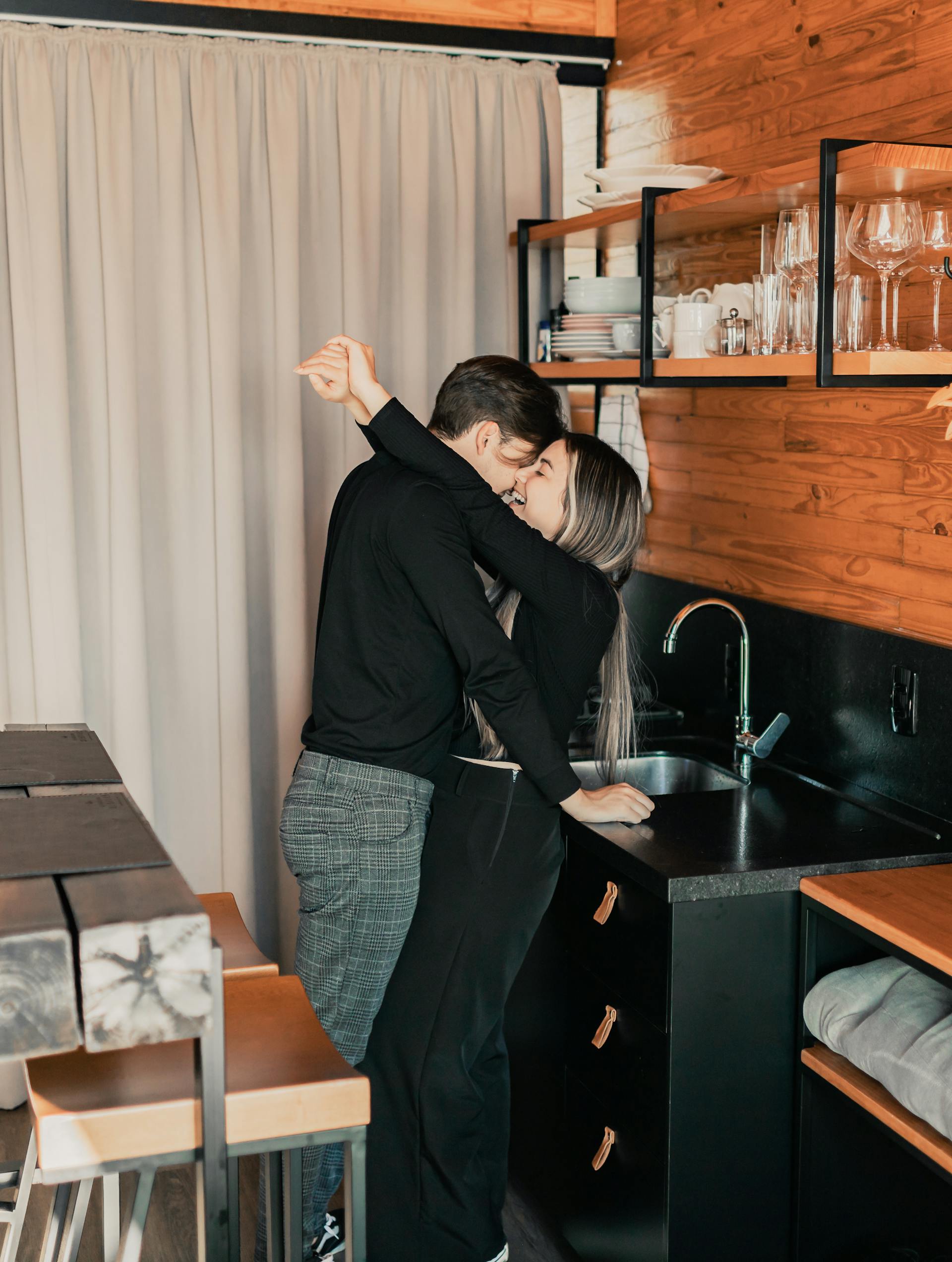 A couple in the kitchen | Source: Pexels