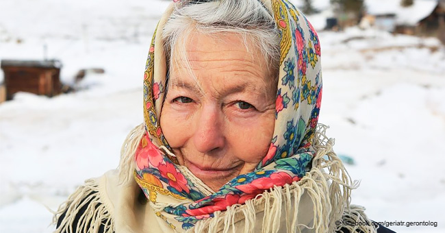 Cette grand-mère de 77 ans montre de l'habileté pure en patinant sur un lac gelé