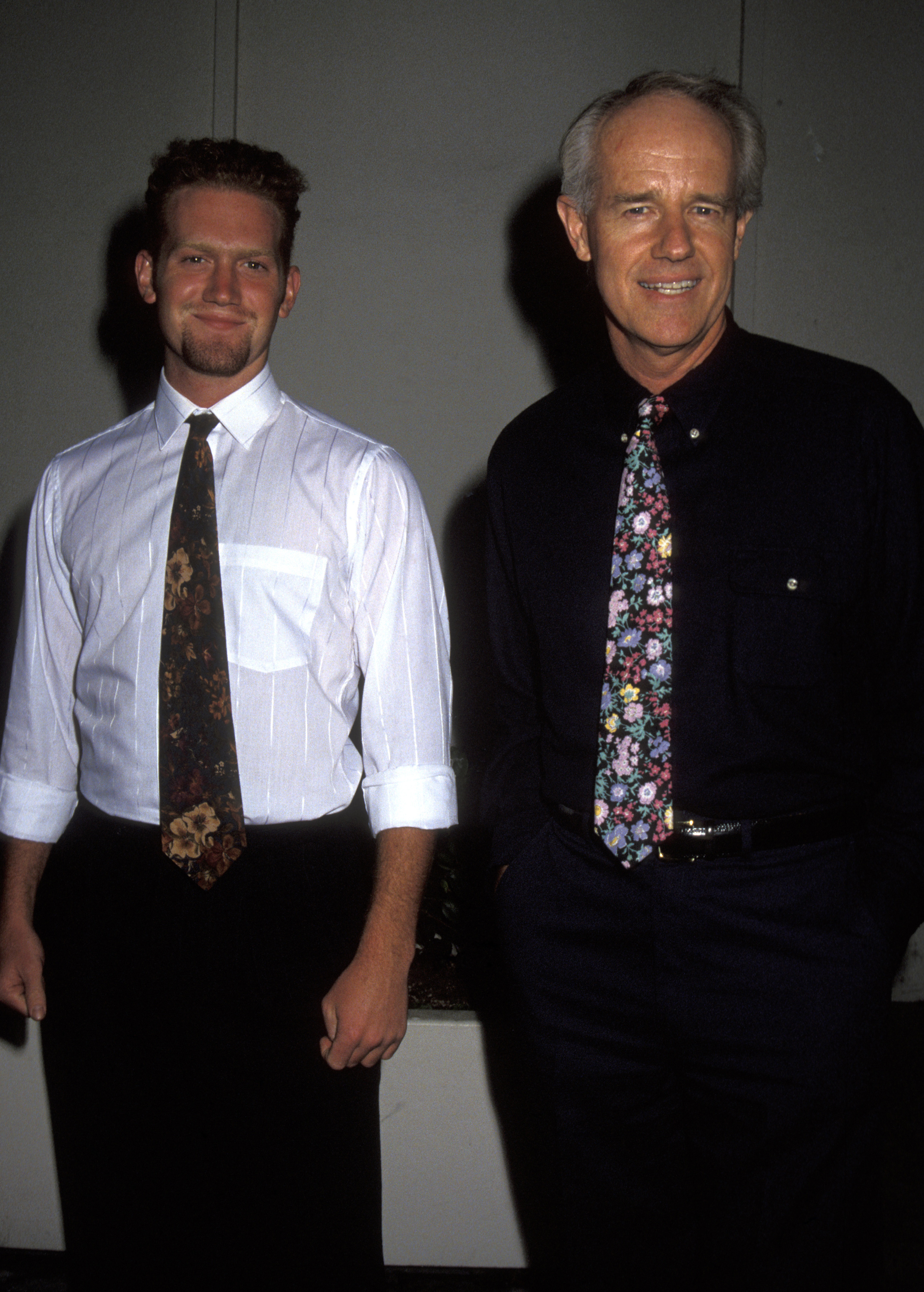 Michael and Mike Farrell at the premiere of "Bob Roberts" in Beverly Hills, California on September 1, 1992 | Source: Getty Images