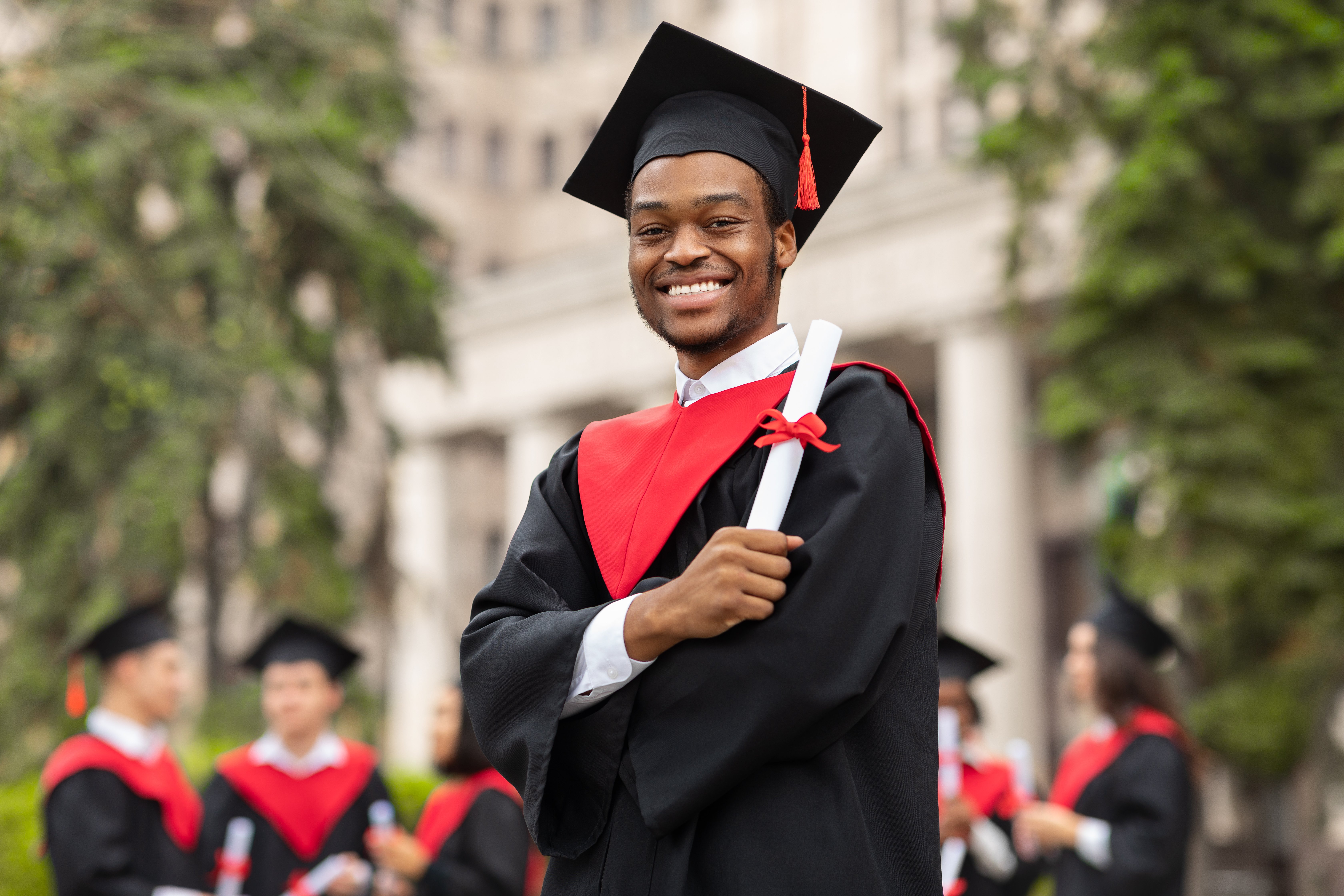 Joven universitario en su graduación. | Foto: Shutterstock