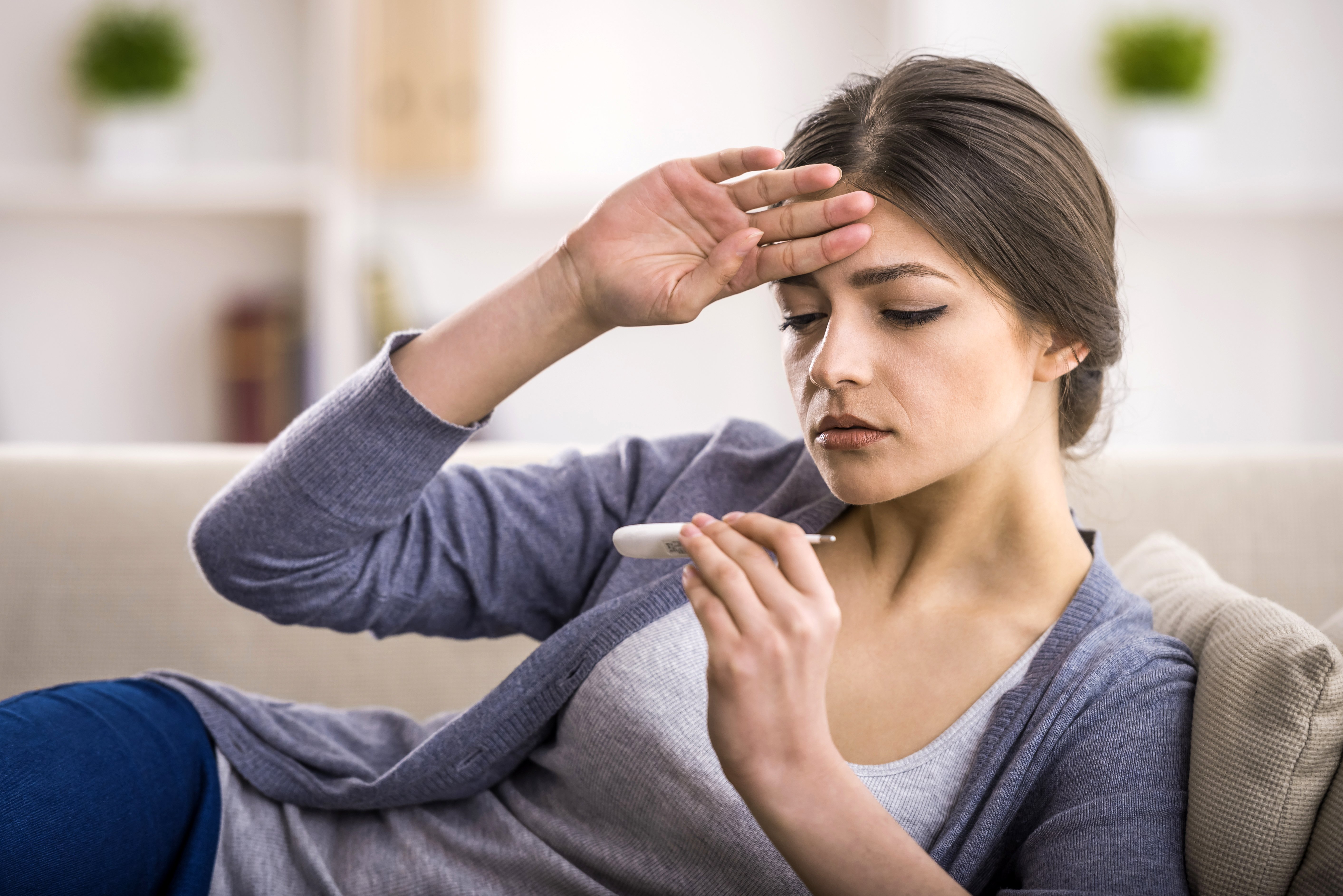 Mujer con fiebre. | Foto: Shutterstock