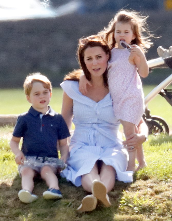 Kate Middleton, príncipe George y princesa Charlotte en Gloucester en junio de 2018. | Foto: Getty Images