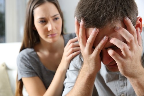 A young woman trying to console her boyfriend. | Source: Shutterstock. 