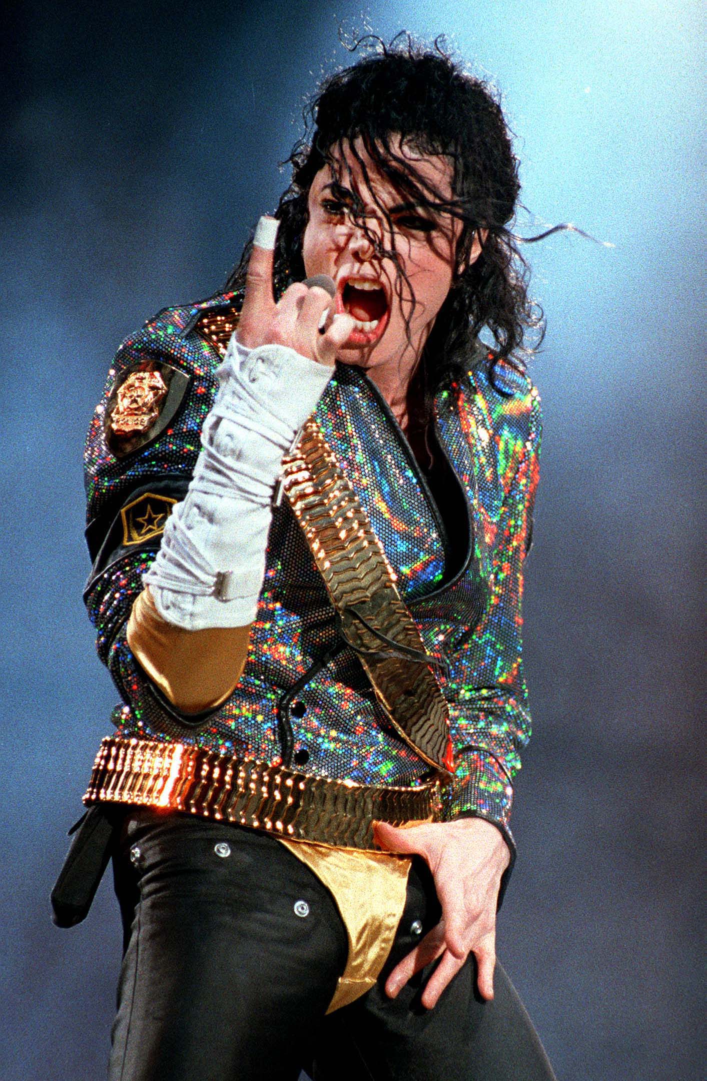 Michael Jackson performing on stage on August 18, 1992 | Source: Getty Images