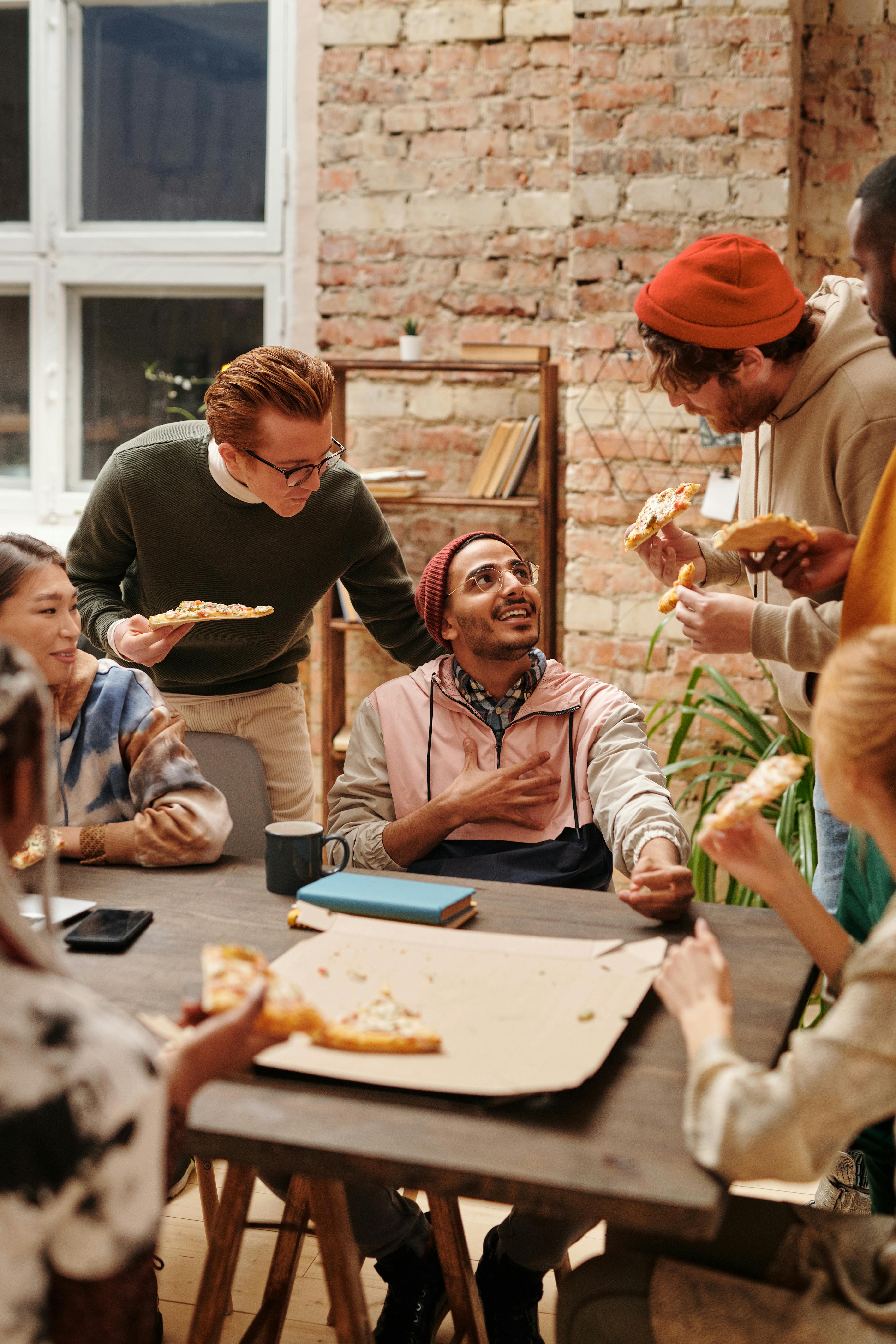A group of friends eating and talking | Source: Pexels