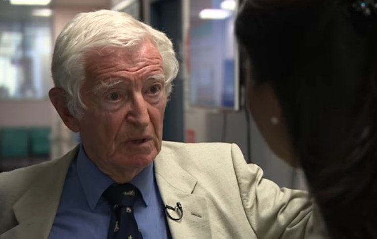 Le professeur Ellis pratique la médecine depuis 71 ans, depuis 1941. | Photo: YouTube / BBC London