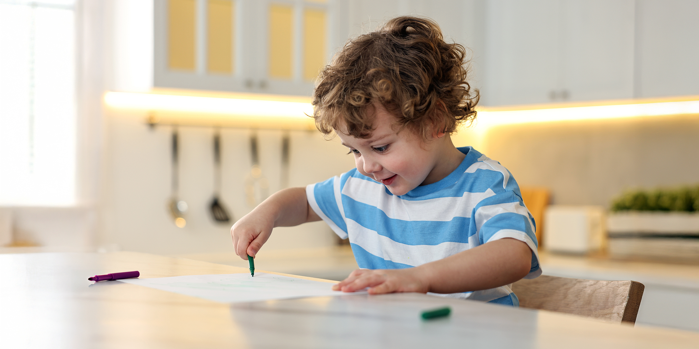 Toddler drawing a picture | Source: Shutterstock