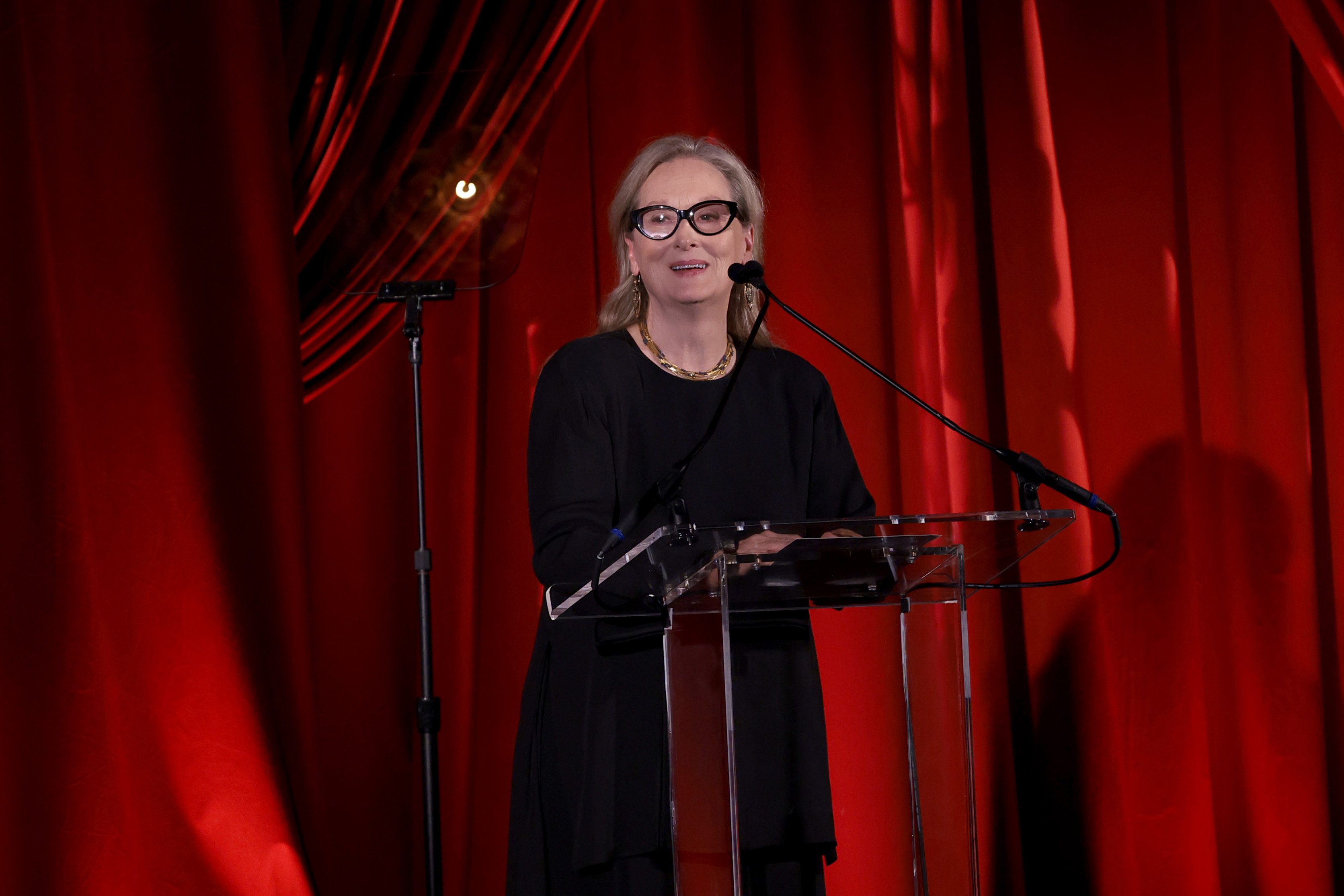 Meryl Streep spricht auf der Bühne der Clooney Foundation For Justice Inaugural Albie Awards in der New York Public Library am 29. September 2022 in New York City | Quelle: Getty Images