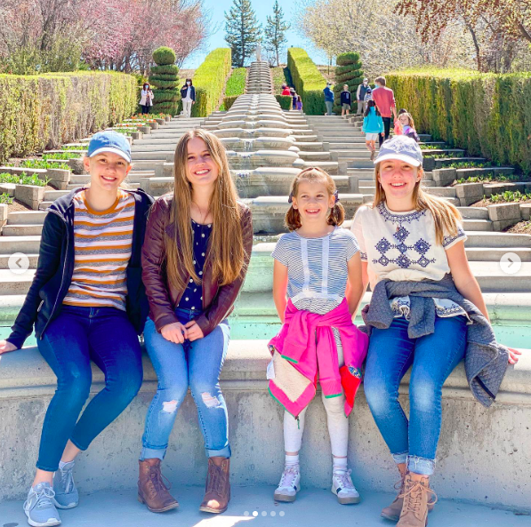 Ruby Franke's daughters posing for a picture posted on April 9, 2021 | Source: Instagram/moms_of_truth