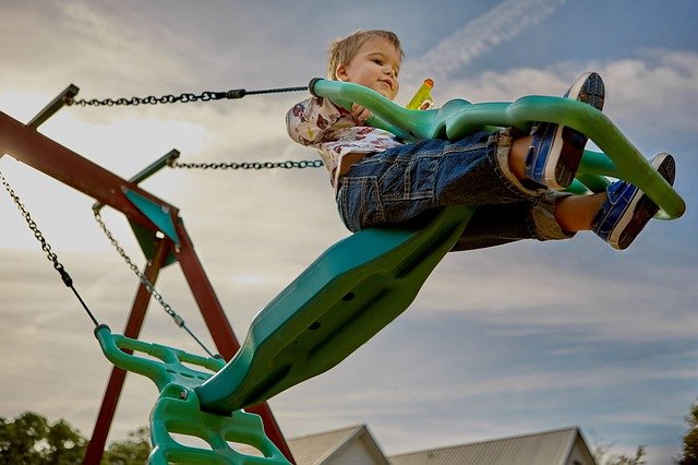 Niño en un columpio. Fuente: Pixabay Niño en un columpio. Fuente: Pixabay