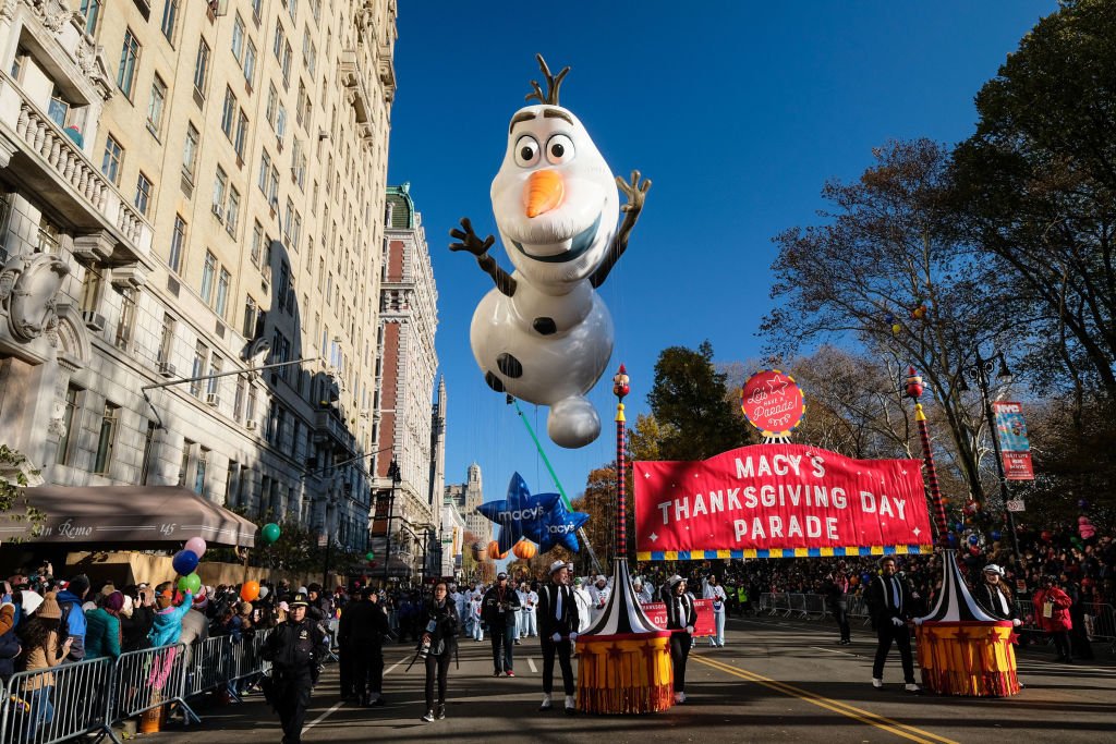 Disney character Olaf from the movie Frozen paraded the New York City's streets. | Photo: Getty Images