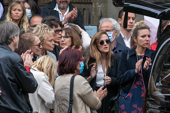 Enora Malagre, Joelle Bercot, Muriel Robin, Anne Le Nen et Victoria Bedos assistent aux funérailles de Guy Bedos à l'Eglise. | Photo : Getty Images. Enora Malagre, Joelle Bercot, Muriel Robin, Anne Le Nen et Victoria Bedos assistent aux funérailles de Guy Bedos à l'Eglise. | Photo : Getty Images.