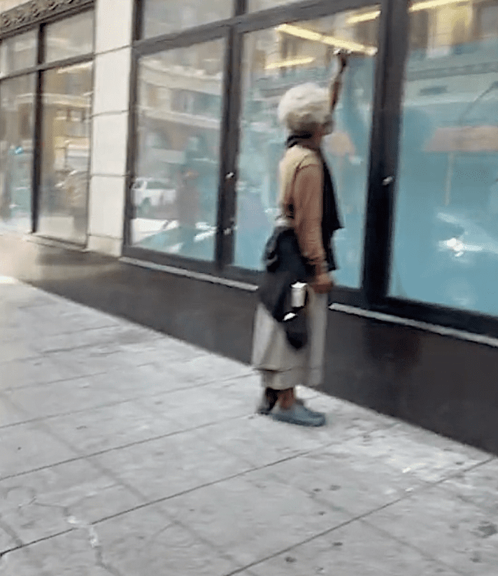 In a viral video a TikToker suggests that a homeless man might be building a time machine | Photo: TikTok/comeatmebhai