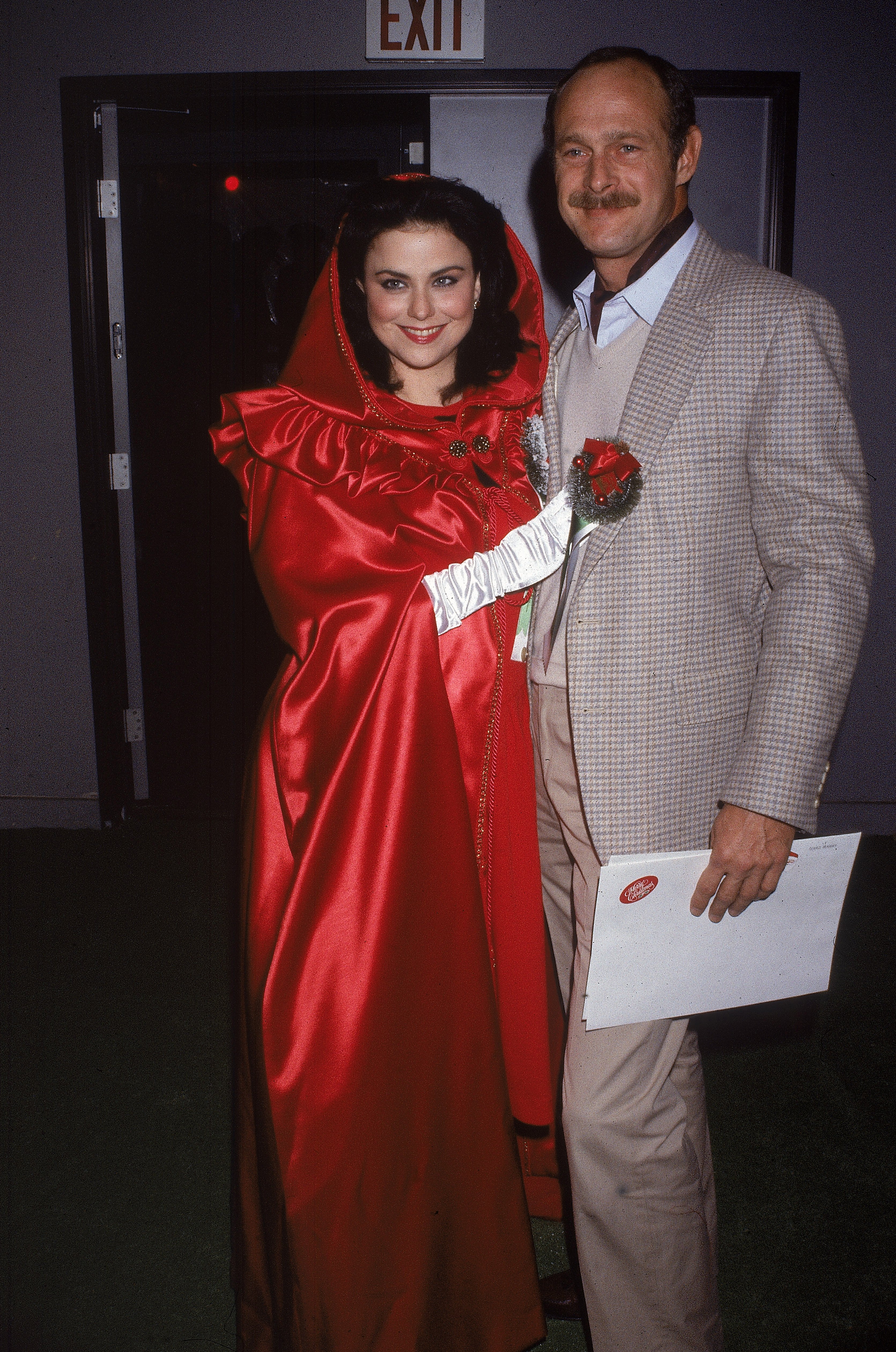 Delta Burke and Gerald McRaney pose at the Hollywood Christmas Parade, in Los Angeles, California, on November 29, 1987 | Source: Getty Images