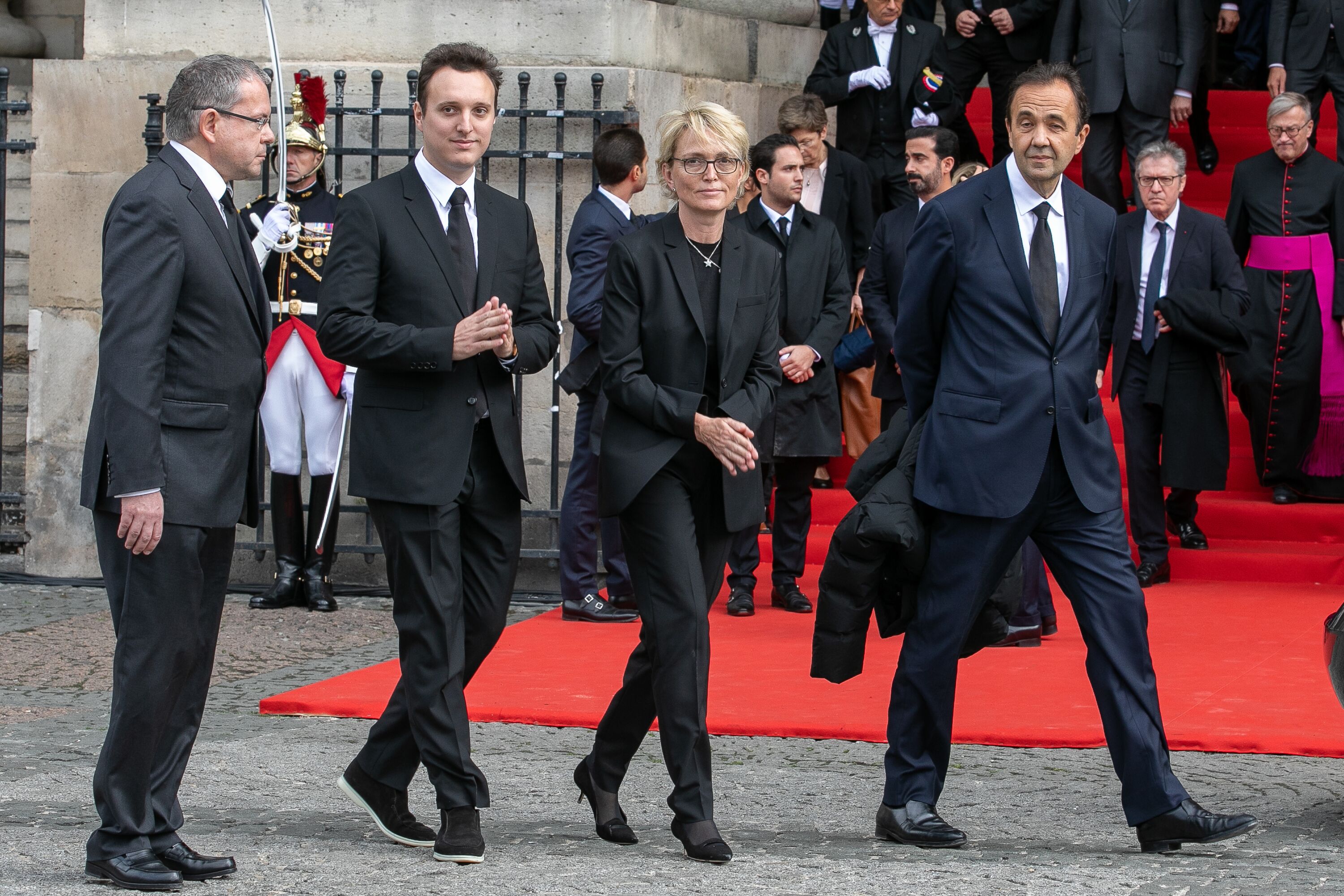 Claude Chirac, fille de l'ancien président français Jacques Chirac, son fils Martin Rey-Chirac et son mari Frédéric Salat-Baroux remercient le public à l'occasion des funérailles de l'ancien président français Jacques Chirac. | Photo : GettyImage