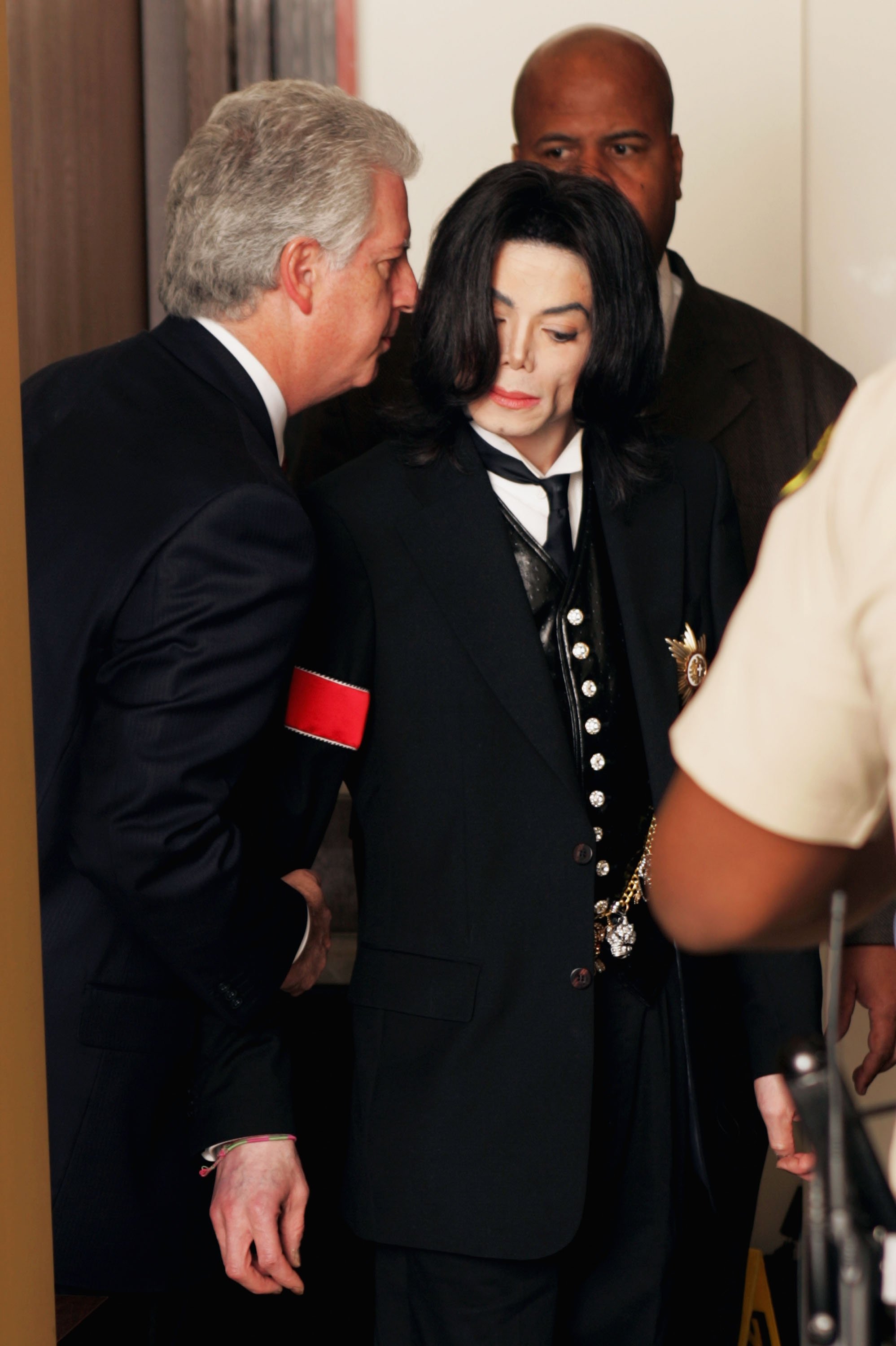 Michael Jackson at the Santa Barbara County Courthouse, in Santa Maria, California, for his child molestation's trial in 2005 | Photo: Getty Images
