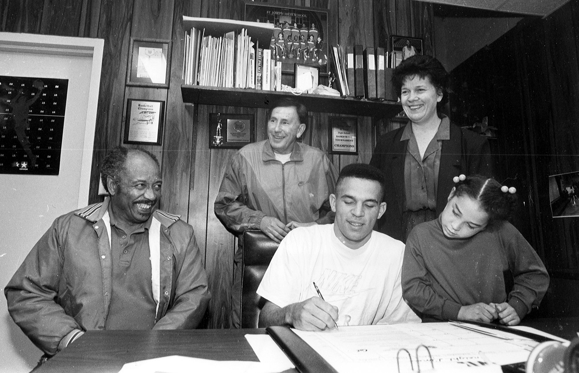 Jason Kid signs with the University of California at Berkeley, with Steve Kidd, Frank LaPorte, Anne Kidd, and Kimberly Kidd on November 13, 1991, in Alameda, CA. | Source: Getty Images