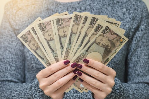 Une femme avec beaucoup d'argent | Photo : Pixabay