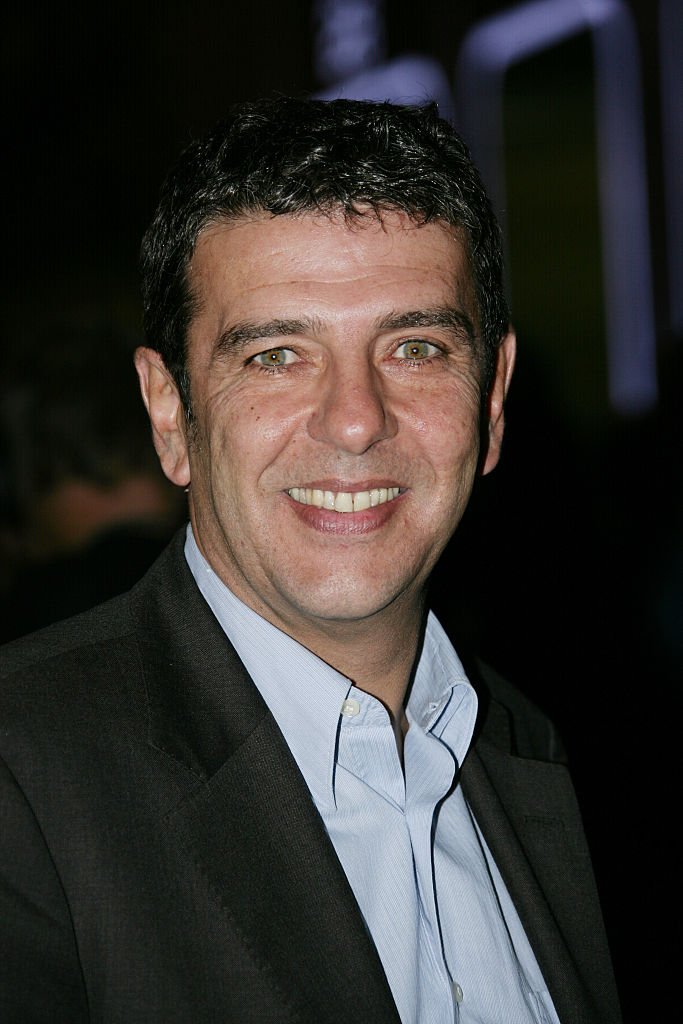 Le journaliste sportif et diffuseur français Thierry Gilardi assiste à l'ouverture de la boutique Adidas sur les Champs-Elysées. | Photo : Getty Images Le journaliste sportif et diffuseur français Thierry Gilardi assiste à l'ouverture de la boutique Adidas sur les Champs-Elysées. | Photo : Getty Images