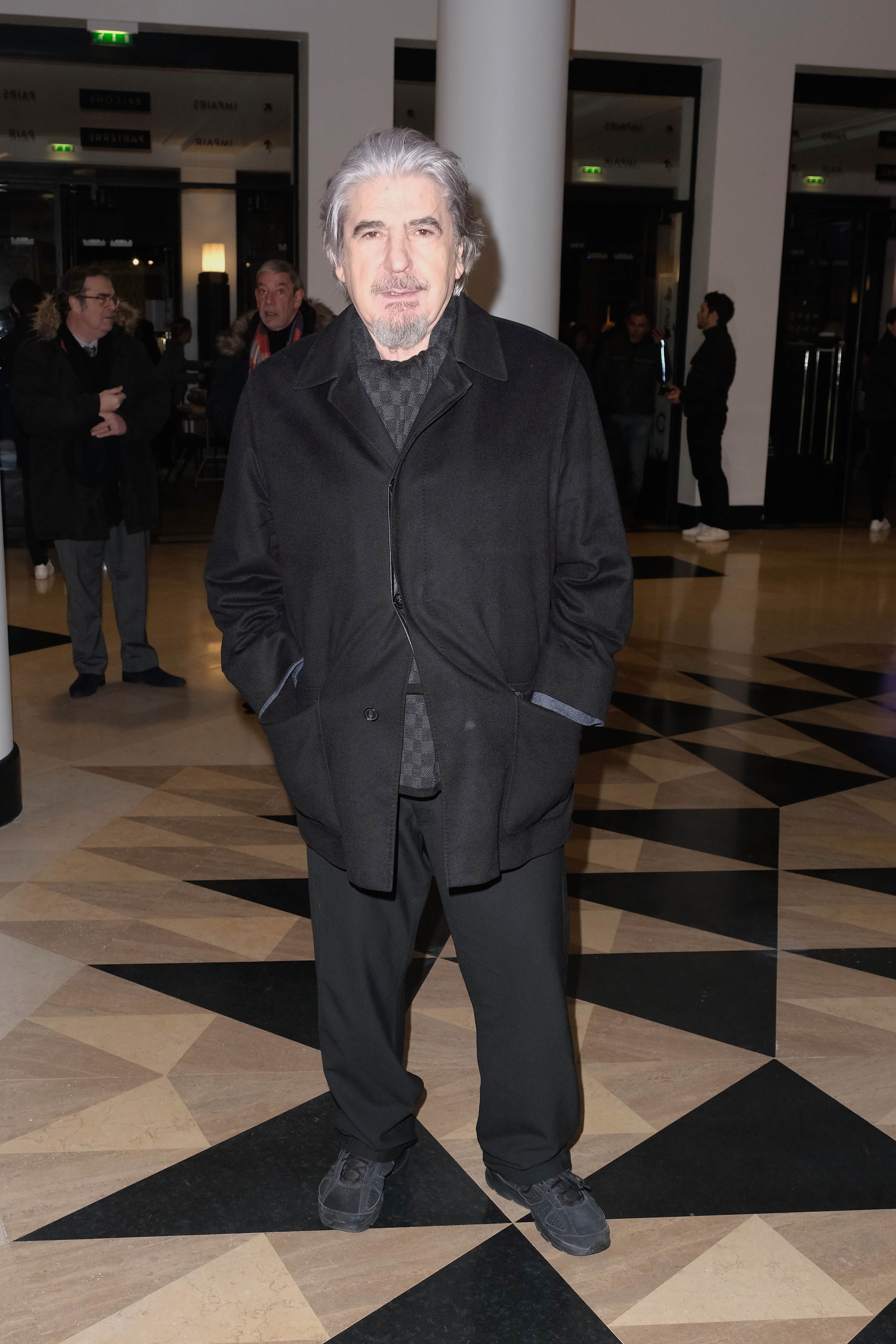 Le chanteur Serge Lama assiste au "N ° 5 de Chollet" à la salle Pleyel le 17 janvier 2019 à Paris, France. | Photo : Getty Images