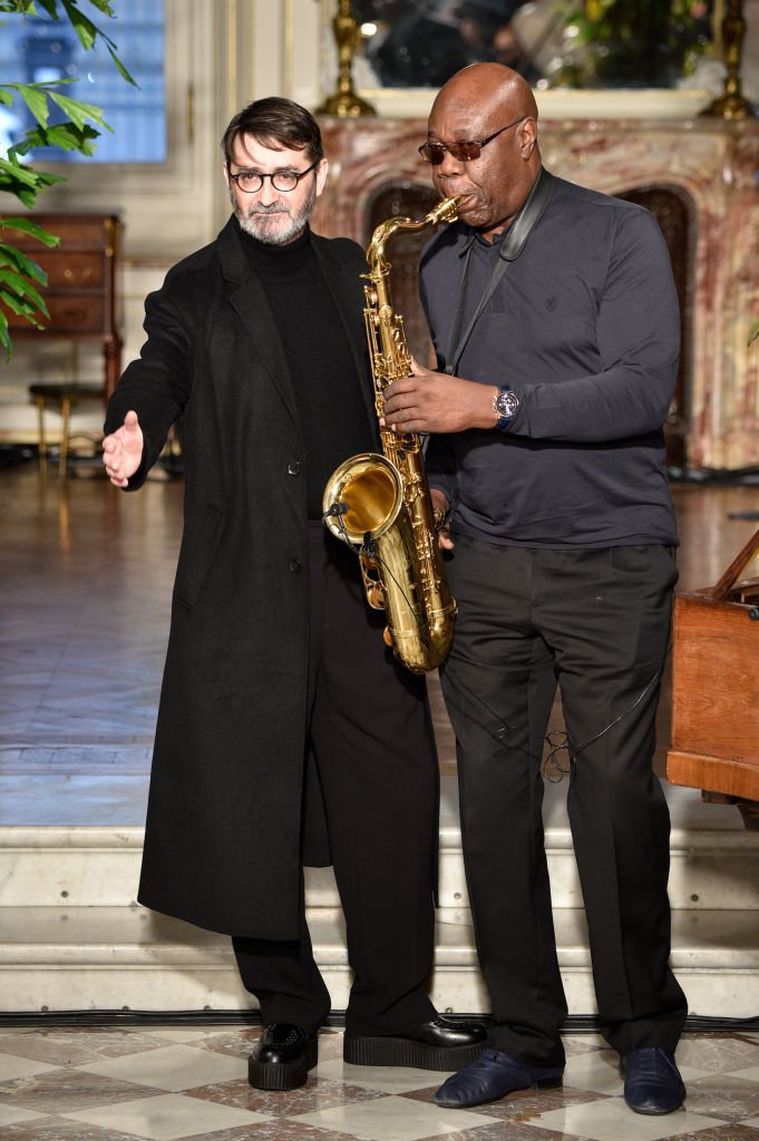 Franck Sorbier et Manu Dibango sur la piste lors du défilé Franck Sorbier printemps été 2018 dans le cadre de la Fashion Week de Paris le 24 janvier 2018 à Paris, France. | Photo : Getty Images.