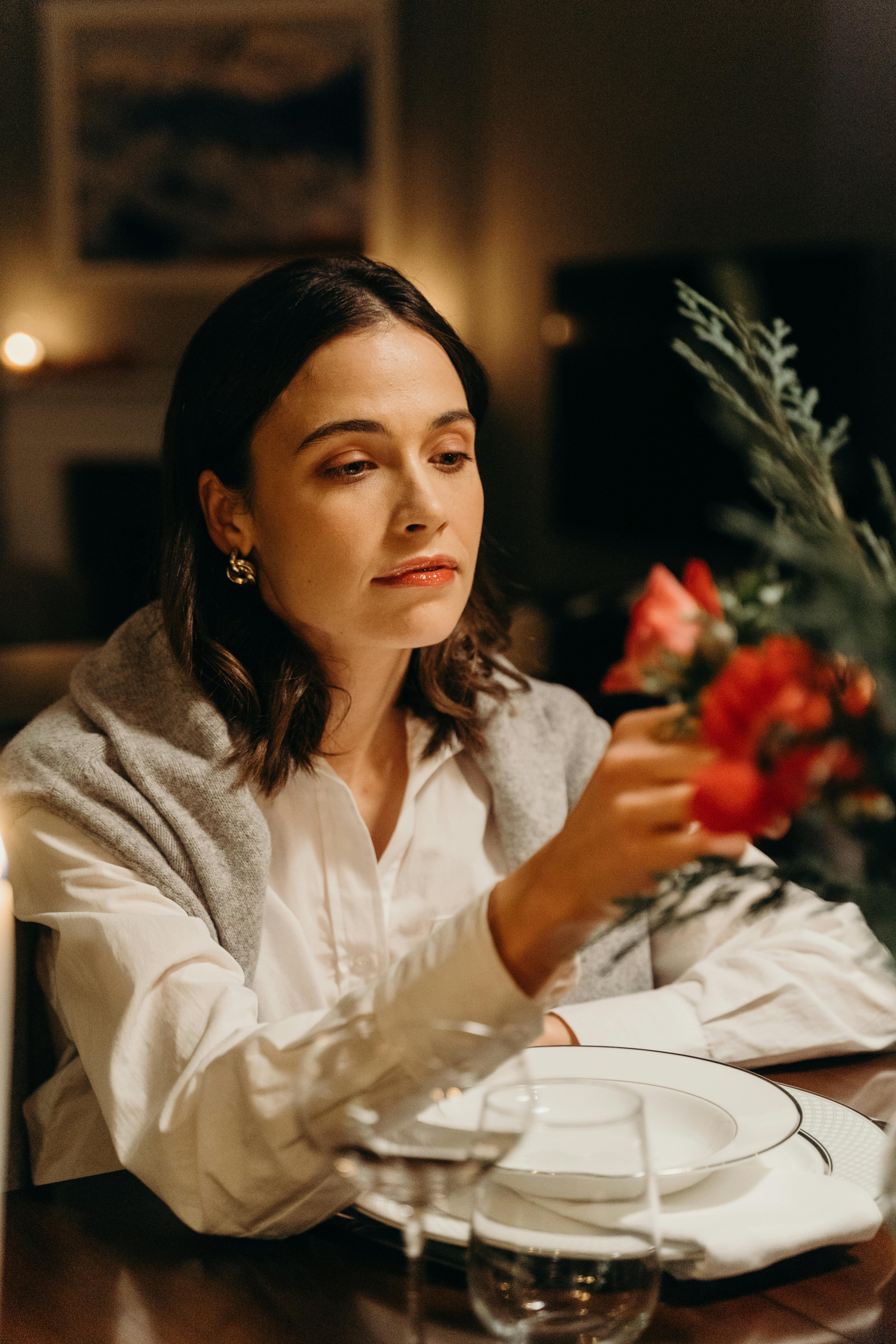 A woman sitting at the table | Source: Pexels