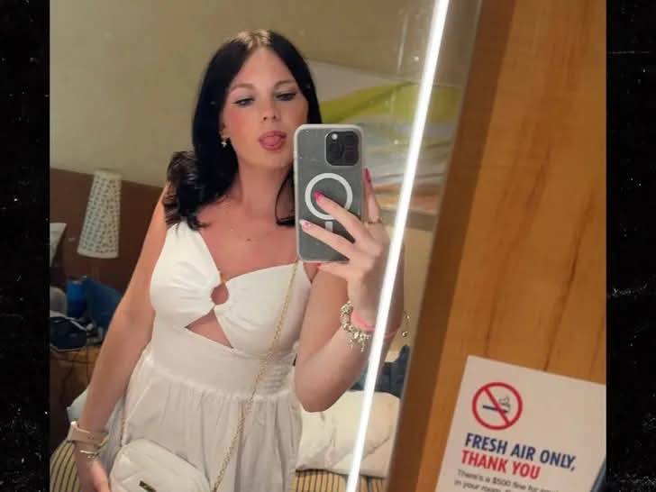 Anna Kepner posing in a mirror selfie, posted on November 11, 2025. | Source: Facebook/TrueCrimeWithAD