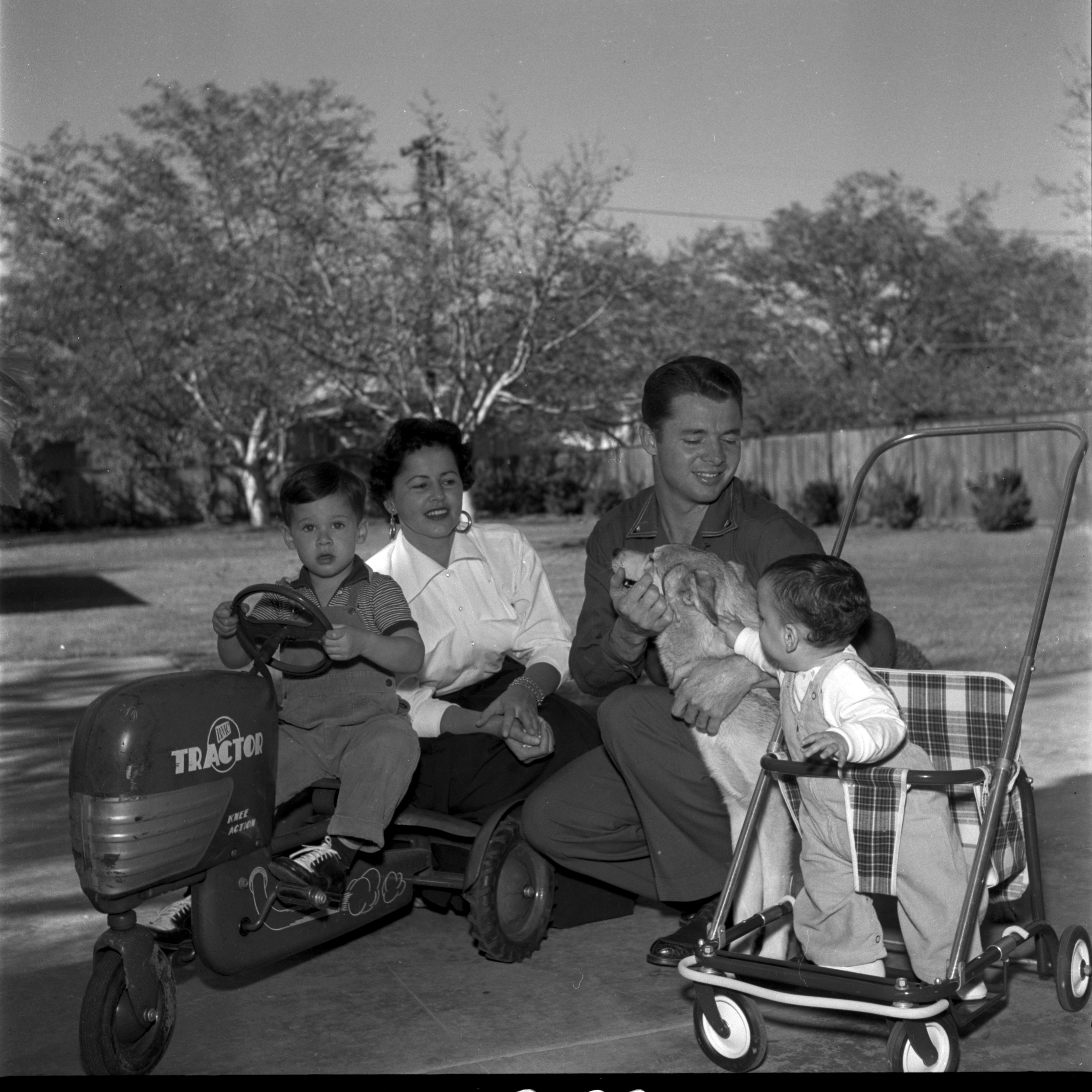 Audie Murphy poses wife Pamela Archer and sons Terry and James in Perris, California, circa 1954 | Source: Getty Images