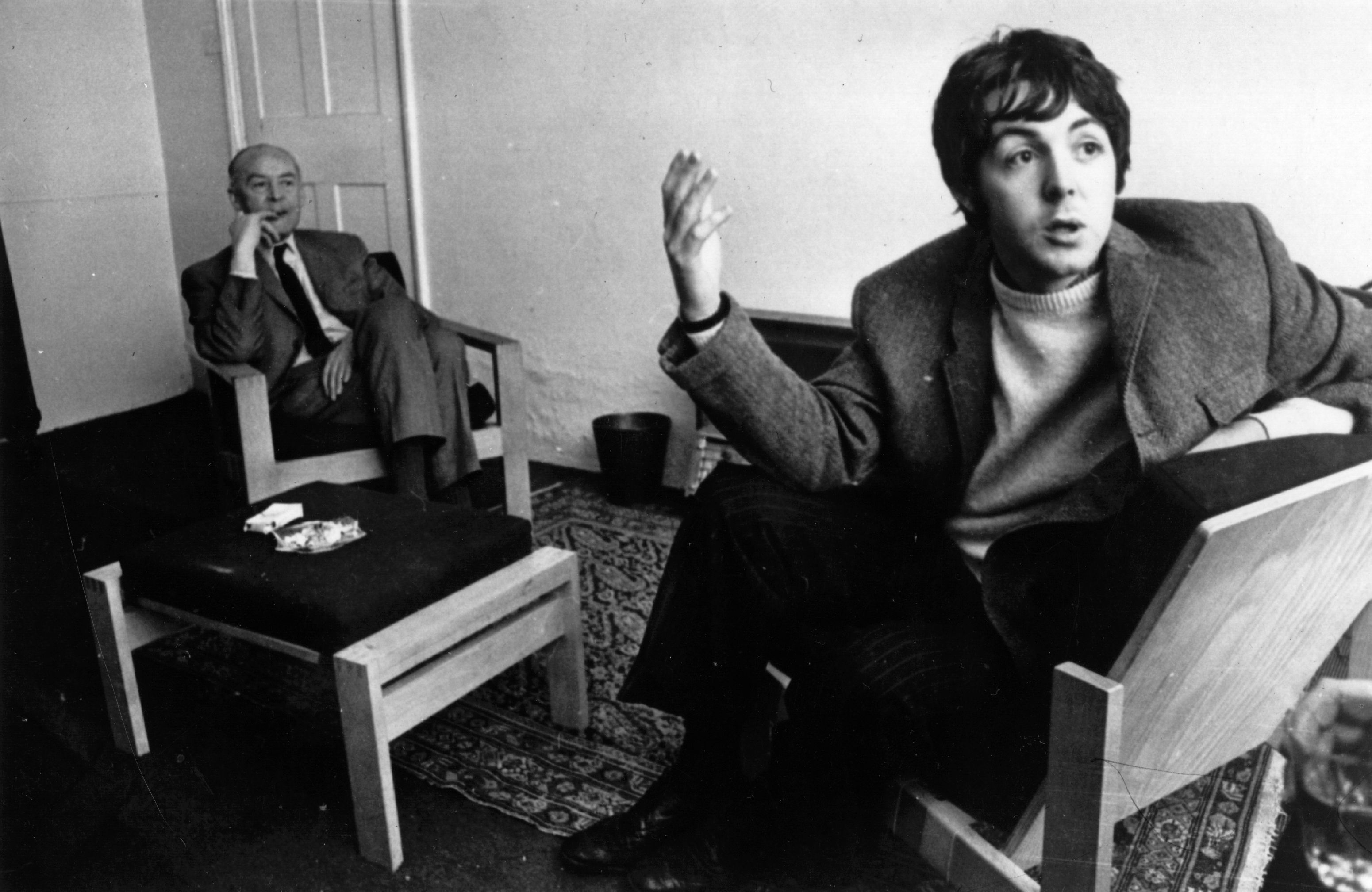  Paul McCartney and his father at home on 28th December 1967 | Source: Getty Images 