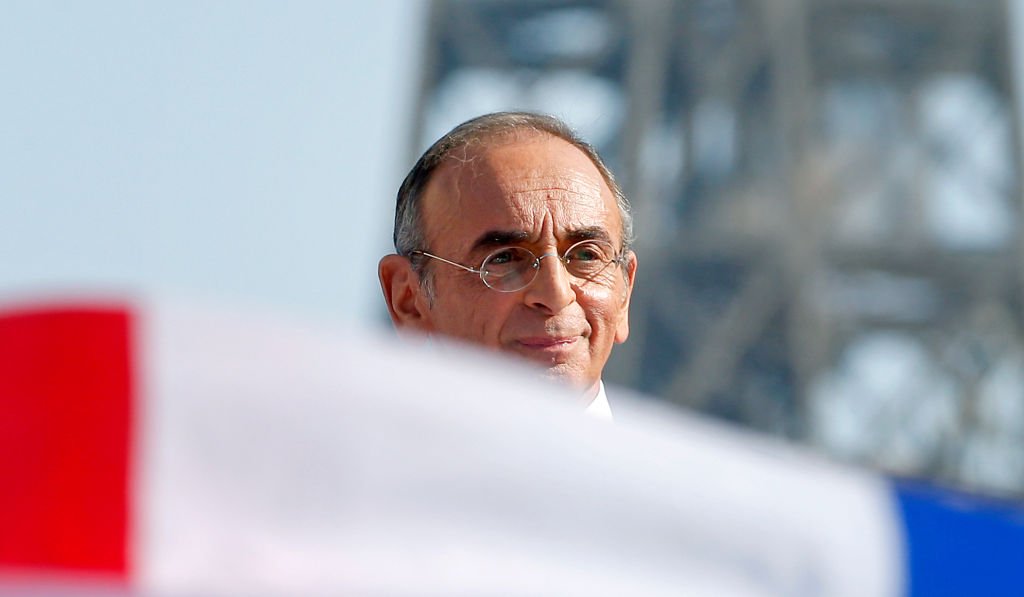 Eric Zemmour prononce un discours lors d'un meeting de campagne électorale sur la place du Trocadéro, devant la Tour Eiffel, le 27 mars 2022 à Paris, France. | Photo : Getty Images