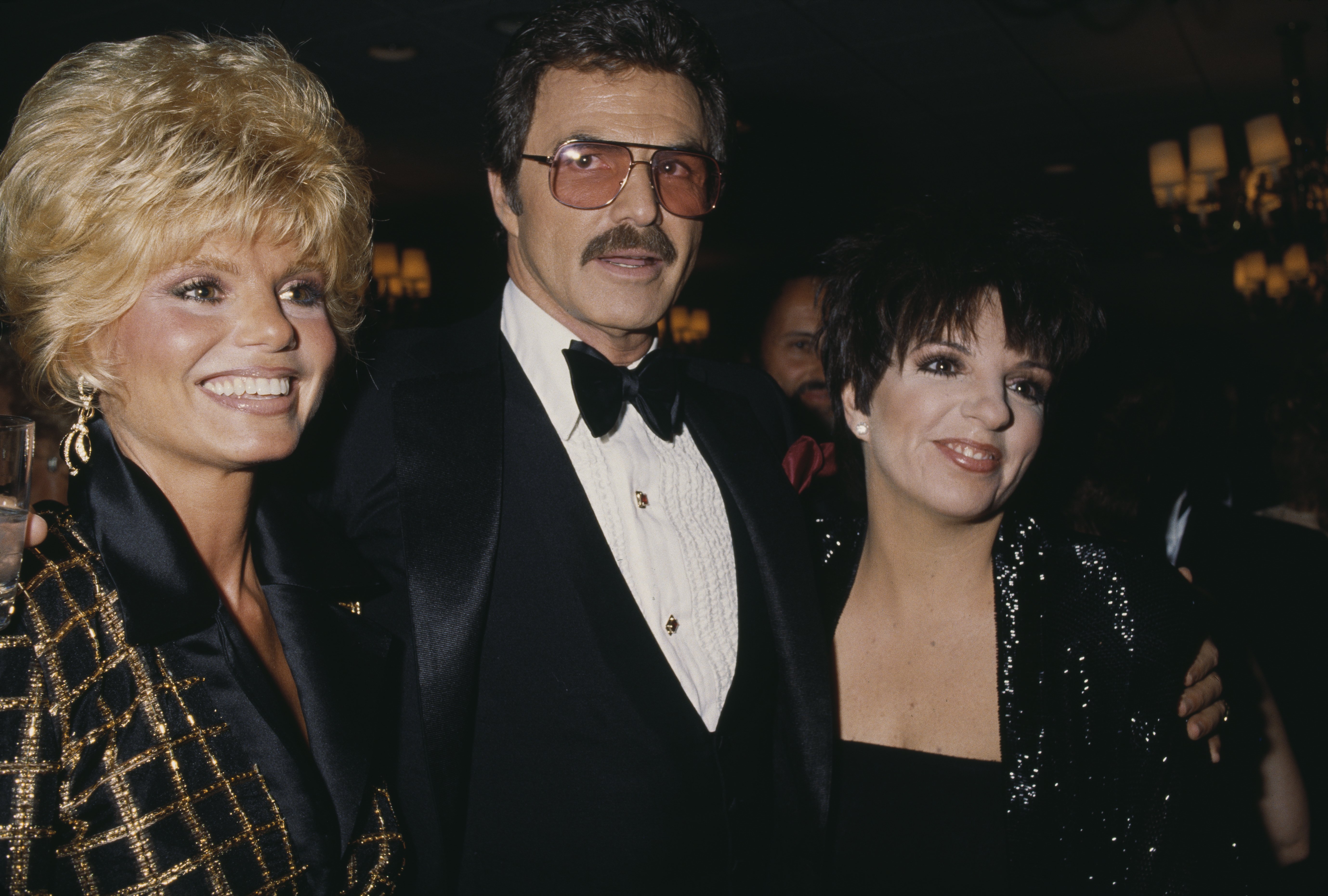 Loni Anderson, Burt Reynolds and singer Liza Minnelli attend the Friars Club of California's 8th Annual Lifetime Achievement Award Salute to Liza Minnelli, held at the Century Plaza Hotel in Los Angeles, California, 5th April 1987. | Source" Getty Images