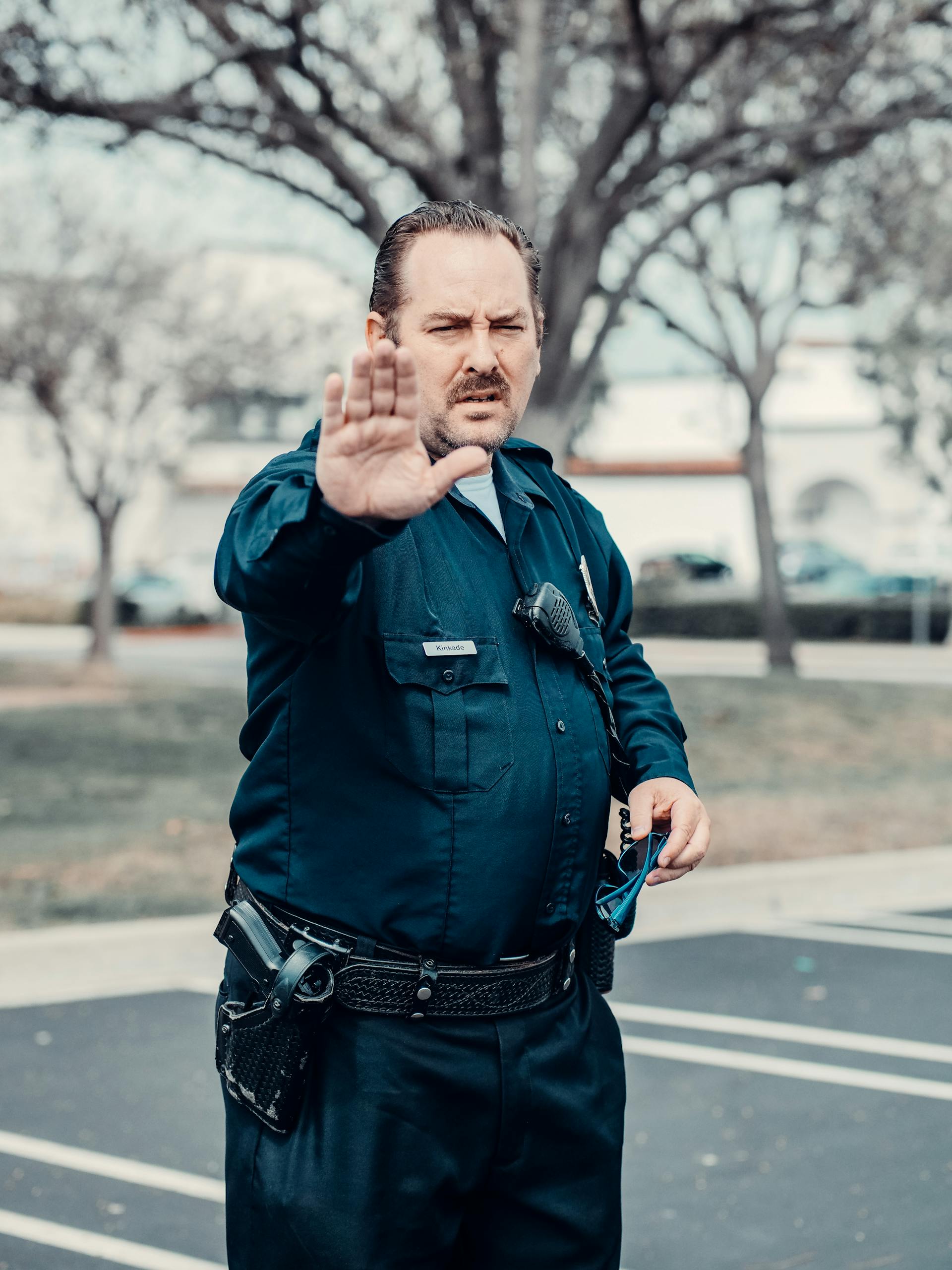 A police officer with his arm raised | Source: Pexels