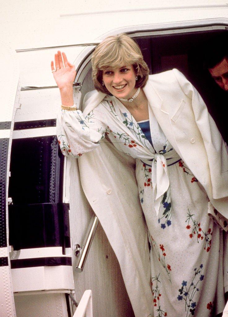 Princess Diana leaving Eastleigh airport in Hampshire at her honeymoon in August 1981. | Photo: Getty Images